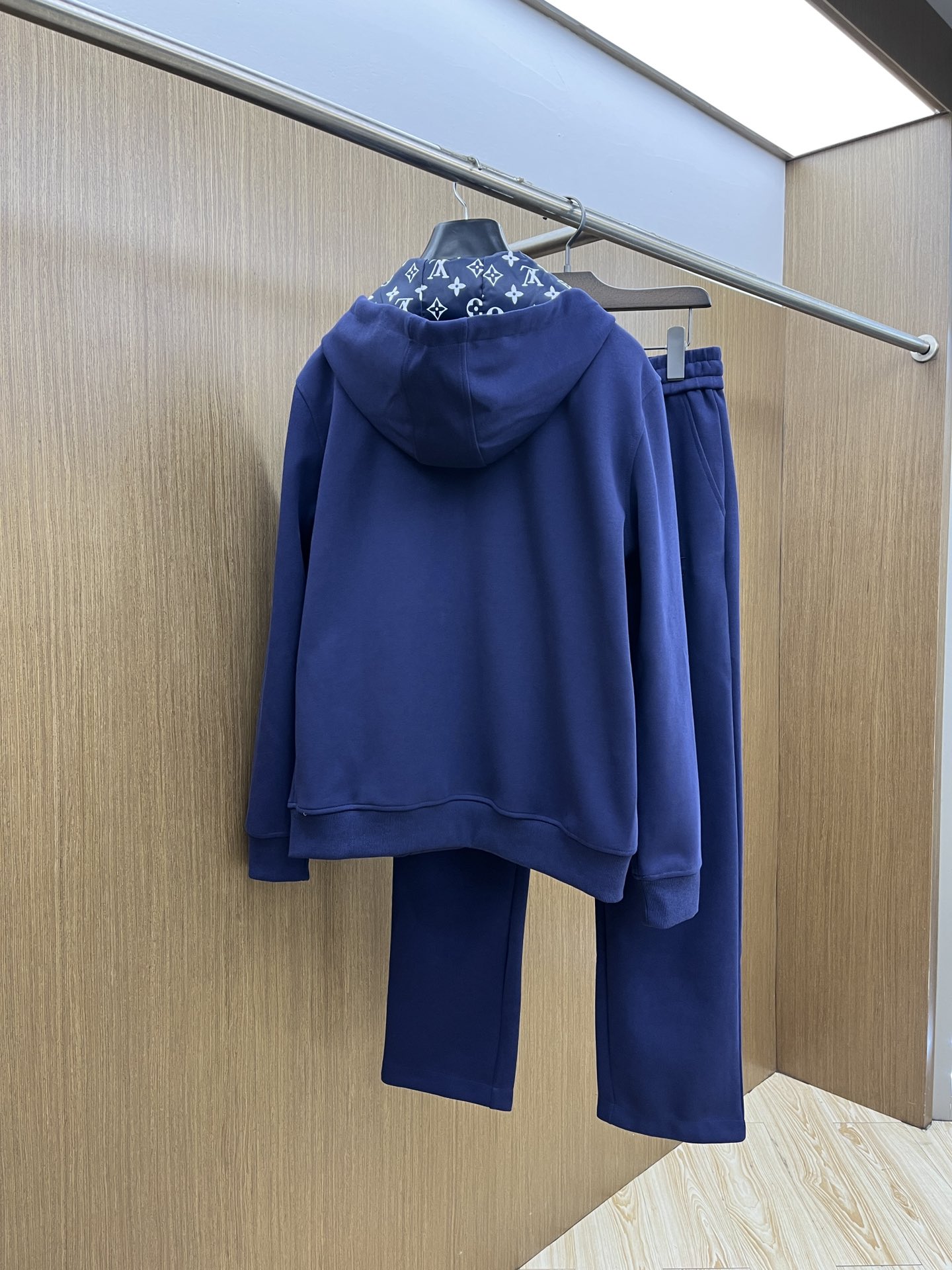 秋冬/套 LV 🔥GW最新款休闲风休闲套装 最新最顶级经典重工刺绣字母排列经典图案潮流连帽休闲开衫套装，