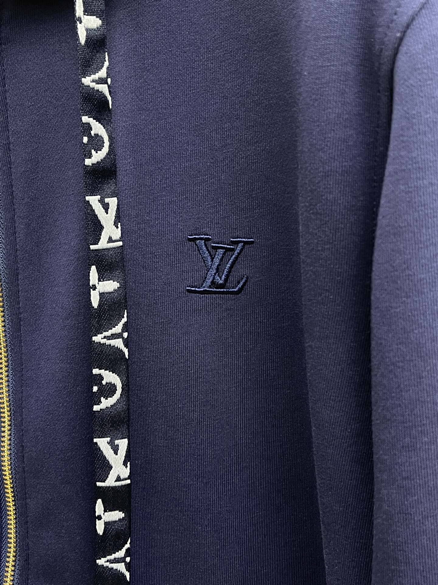 秋冬/套 LV 🔥GW最新款休闲风休闲套装 最新最顶级经典重工刺绣字母排列经典图案潮流连帽休闲开衫套装，
