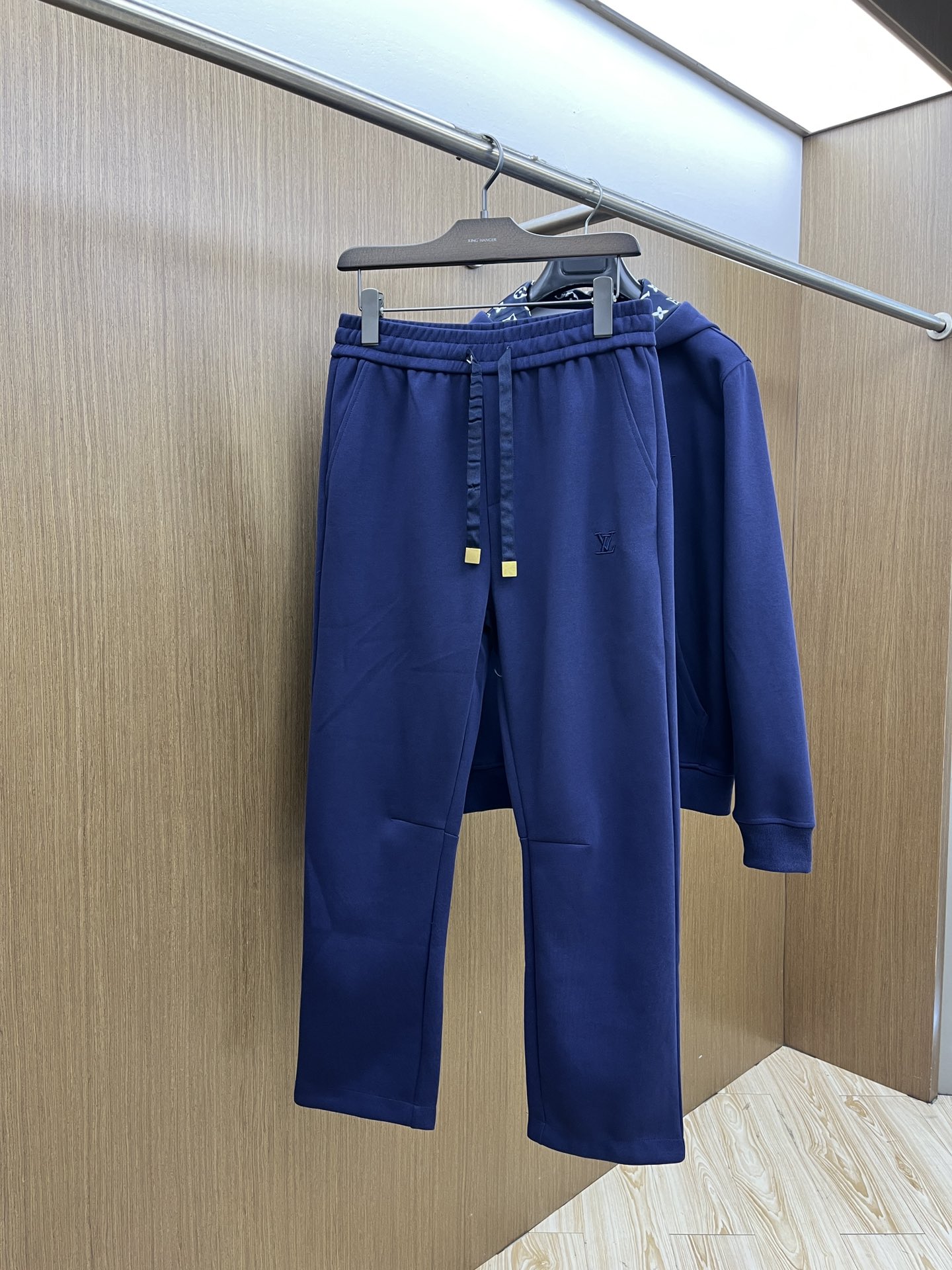 秋冬/套 LV 🔥GW最新款休闲风休闲套装 最新最顶级经典重工刺绣字母排列经典图案潮流连帽休闲开衫套装，