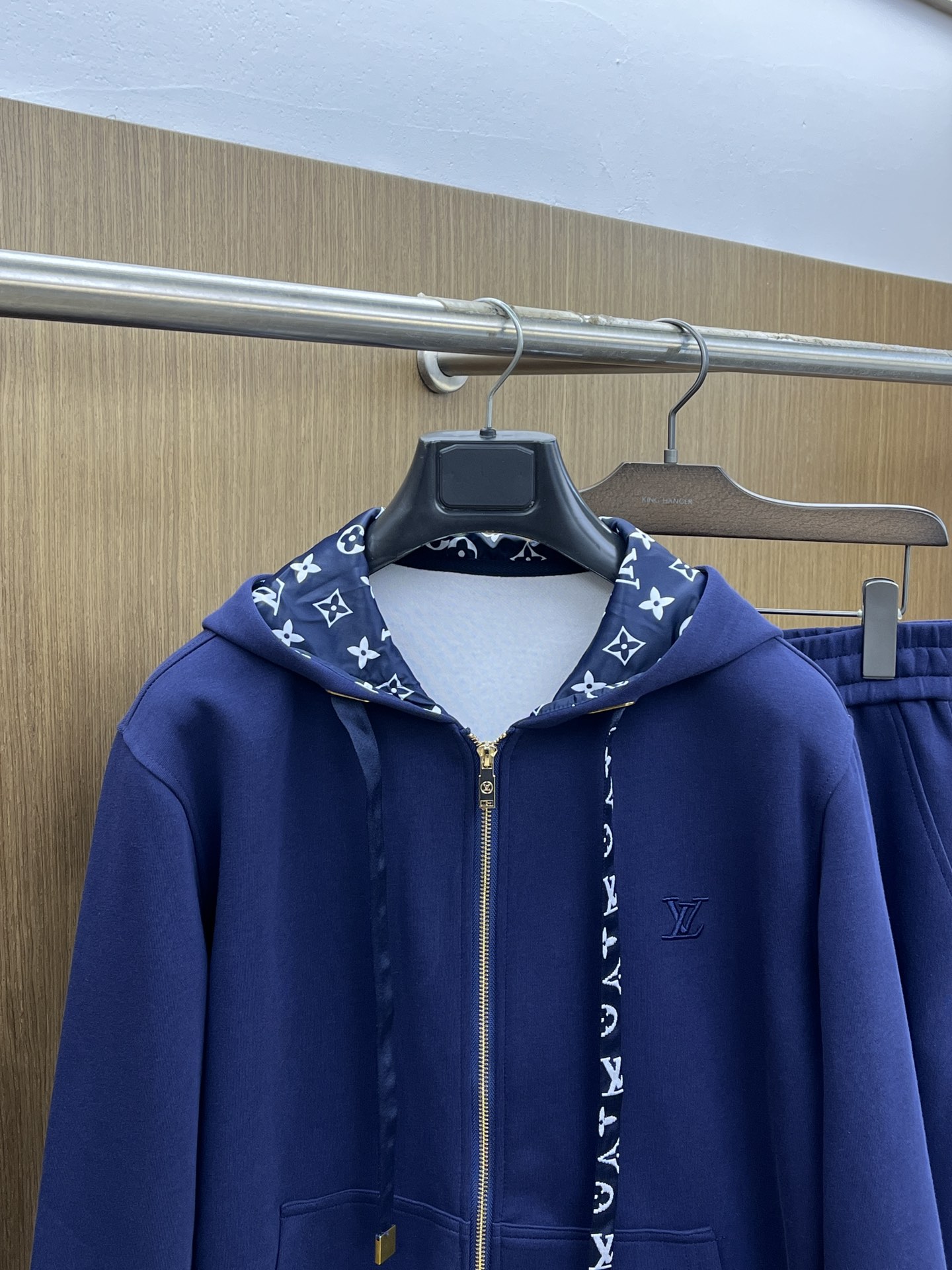 秋冬/套 LV 🔥GW最新款休闲风休闲套装 最新最顶级经典重工刺绣字母排列经典图案潮流连帽休闲开衫套装，