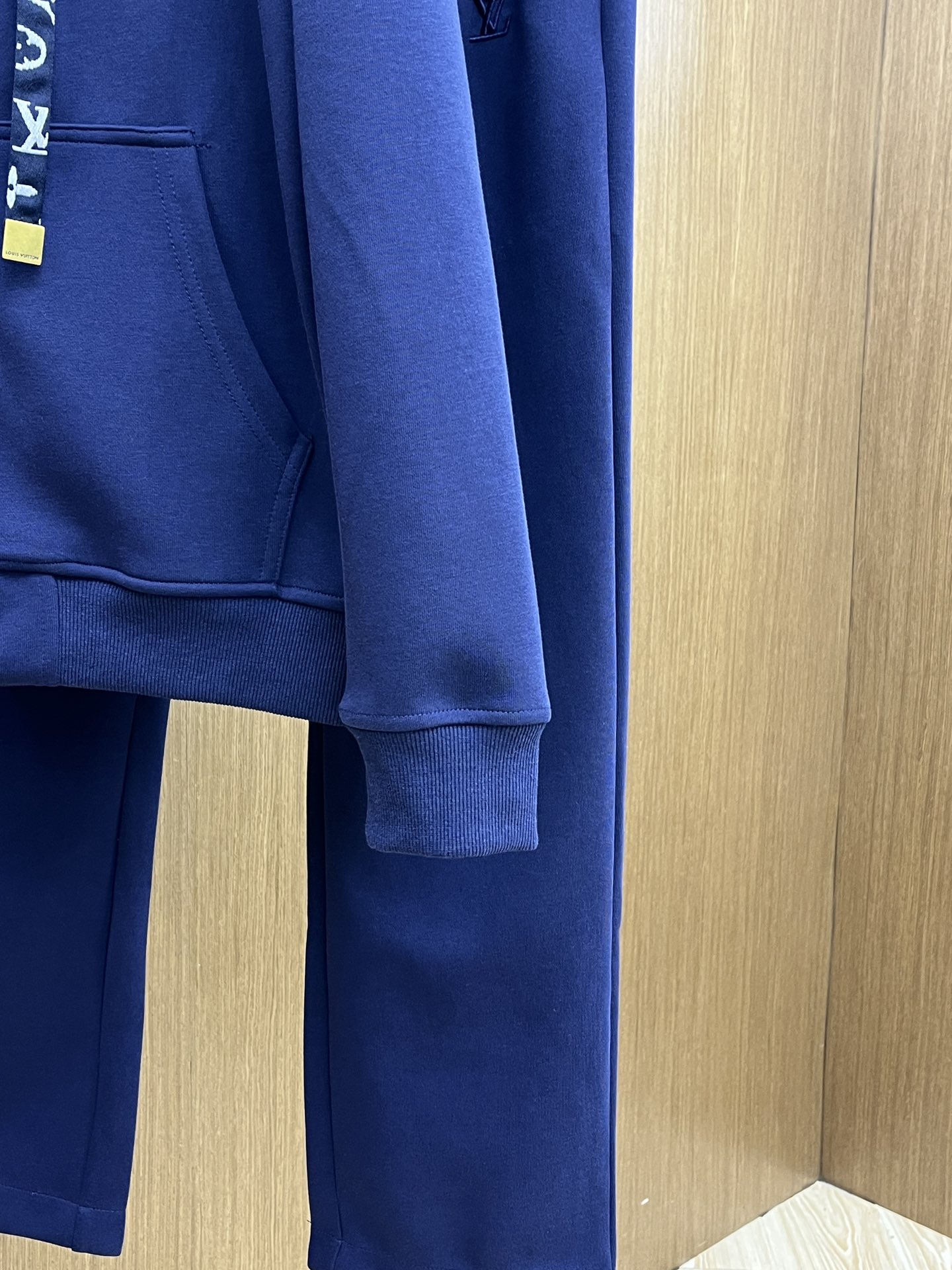 秋冬/套 LV 🔥GW最新款休闲风休闲套装 最新最顶级经典重工刺绣字母排列经典图案潮流连帽休闲开衫套装，