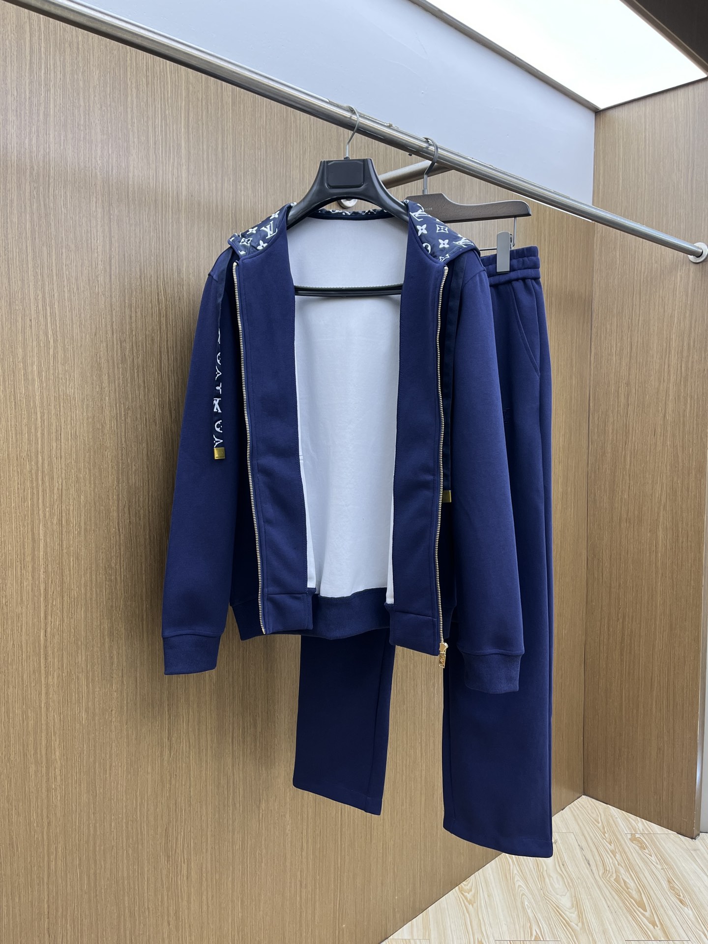 秋冬/套 LV 🔥GW最新款休闲风休闲套装 最新最顶级经典重工刺绣字母排列经典图案潮流连帽休闲开衫套装，