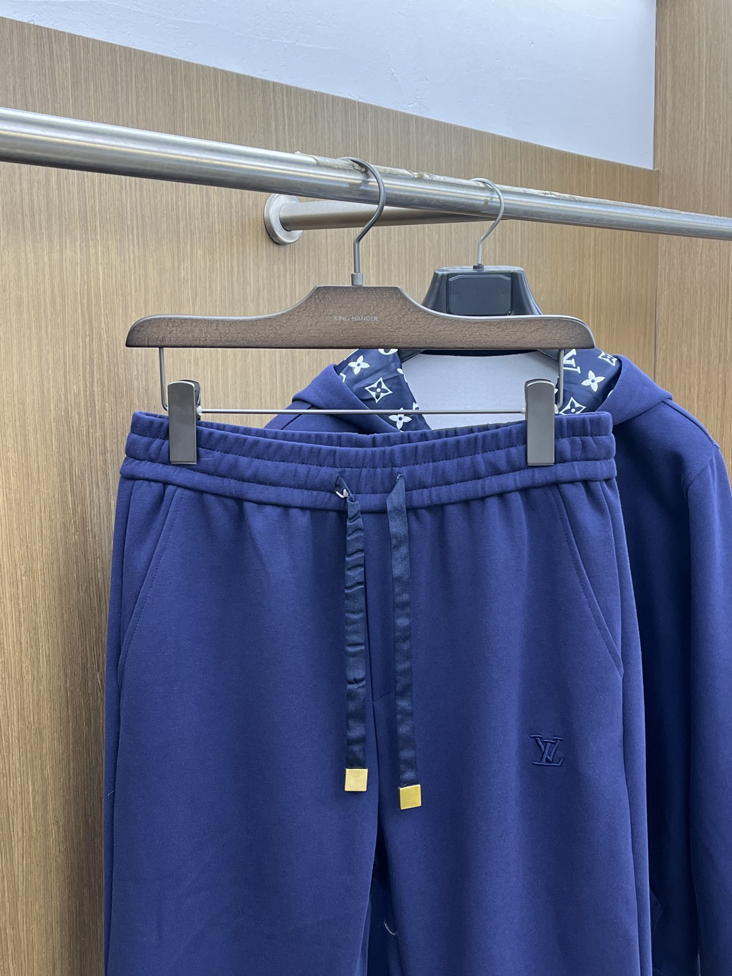 秋冬/套 LV 🔥GW最新款休闲风休闲套装 最新最顶级经典重工刺绣字母排列经典图案潮流连帽休闲开衫套装，