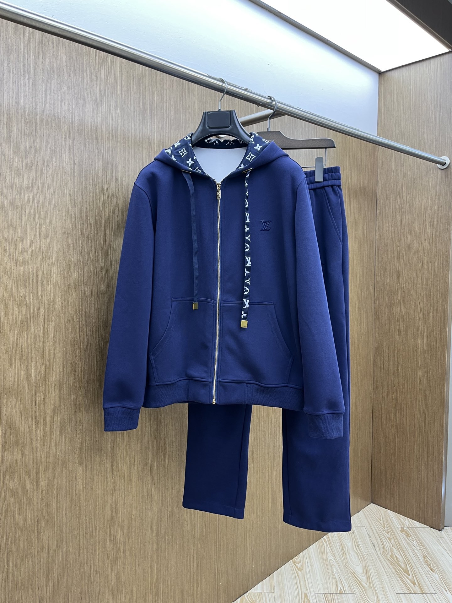 NO:600092,Autumn and winter/set LV GW latest casual style casual suit, the latest and top class classic heavy industry embroidery letter arrangement classic pattern trend hooded casual cardigan suit, the top quality counter is on sale, top production technology imported fabrics, counter style unique design, fls uses imported high-end custom-made imported silk thread with first-class feel!  !  !  Size M-3XL,,louis vuitton,hats,alexander wang19860909秋冬/套 LV GW最新款休闲风休闲套装 最新最顶级经典重工刺绣字母排列经典图案潮流连帽休闲开衫套装,最顶级的品质专柜在售,顶级制作工艺进口面料,专柜款独特设计,fls采用进口高端订制进口丝线手感一流！！！ 尺码M-3XL,,louis vuitton,hats,alexander wang,Men's clothing