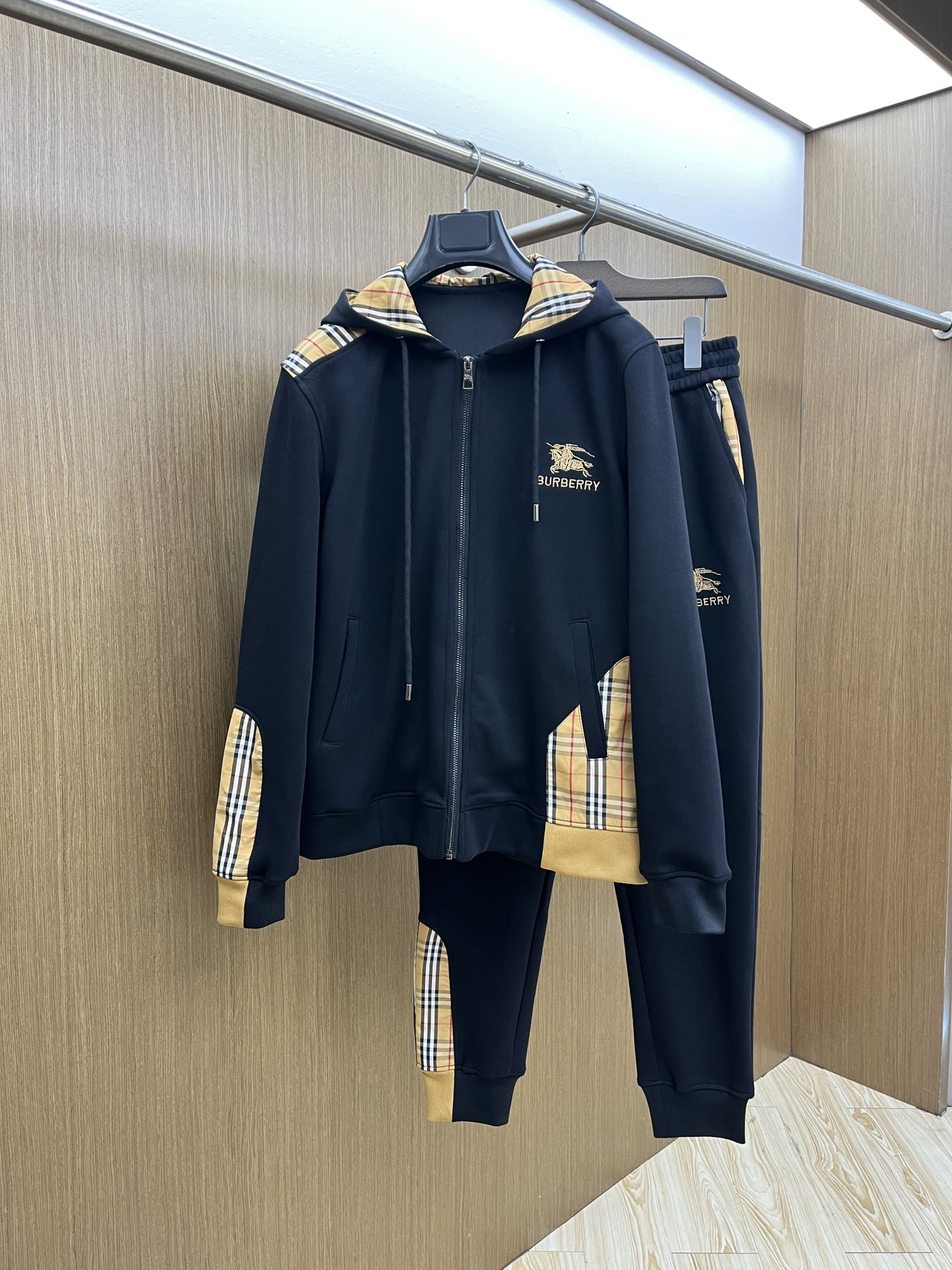 NO:596758,Autumn and winter/set BBR GW latest casual style casual suit, the latest and top-notch classic heavy industry embroidery letter arrangement classic pattern trend hooded casual cardigan suit, the top quality counter is on sale, top-notch production technology imported fabrics, counter style unique design, fls uses imported high-end custom-made imported silk thread with first-class feel!  !  !  Size M-3XL,,hats,alexander wang19860909秋冬/套 BBR GW最新款休闲风休闲套装 最新最顶级经典重工刺绣字母排列经典图案潮流连帽休闲开衫套装,最顶级的品质专柜在售,顶级制作工艺进口面料,专柜款独特设计,fls采用进口高端订制进口丝线手感一流！！！ 尺码M-3XL,,hats,alexander wang,Men's clothing