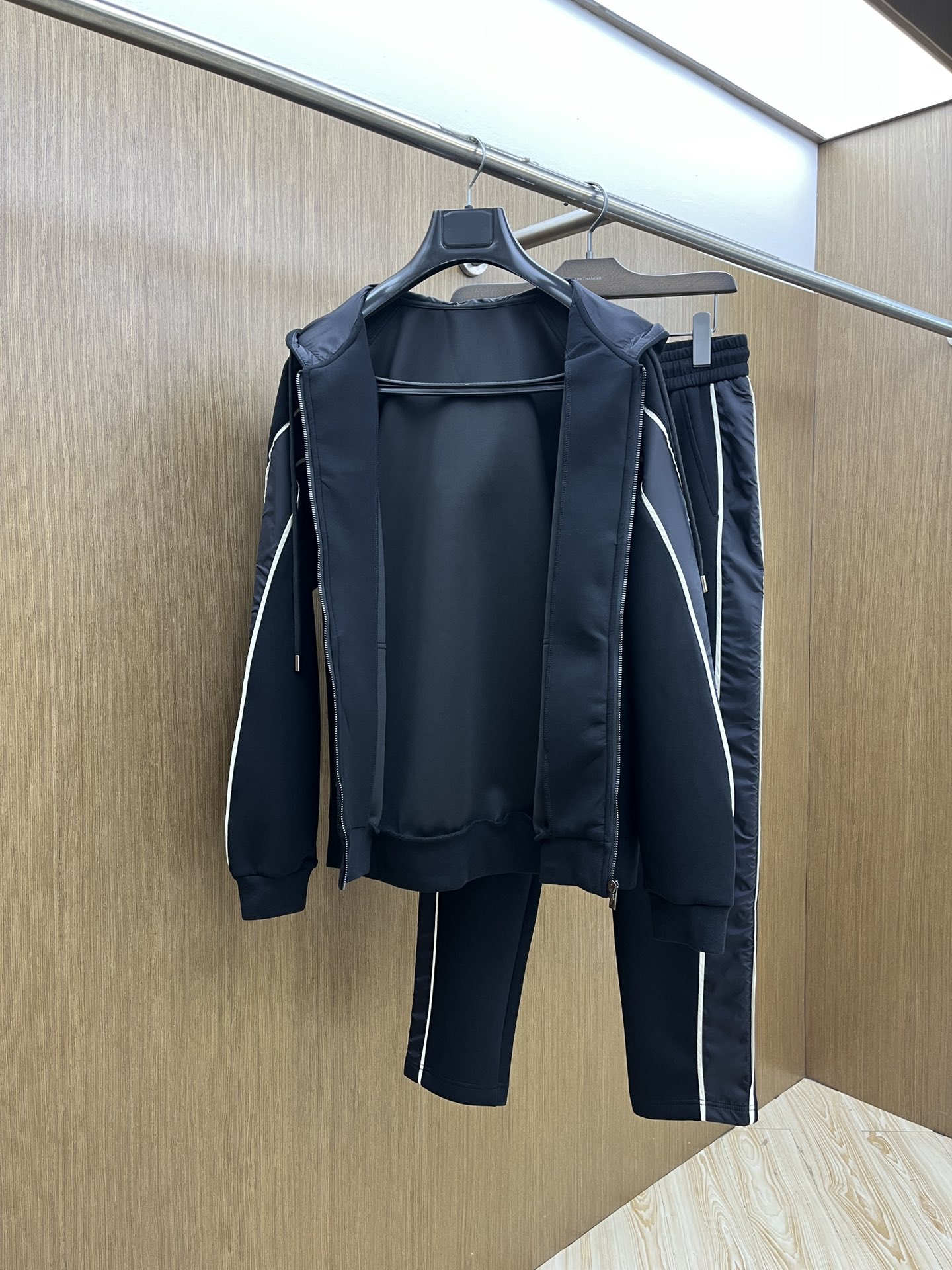 秋冬/套 Her 🔥GW最新款休闲风休闲套装 最新最顶级经典重工刺绣字母排列经典图案潮流连帽休闲开衫套装