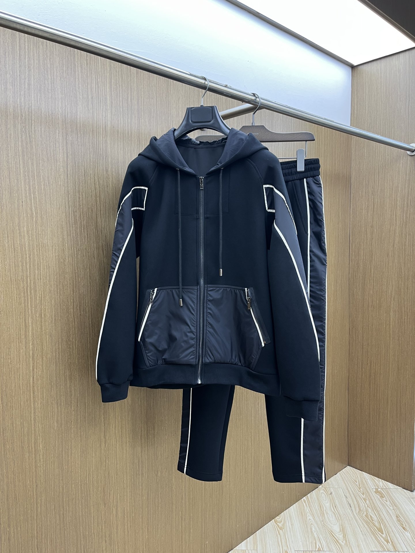 NO:596752,Autumn and winter/set Her GW's latest casual style casual suit, the latest and top-notch classic heavy-duty embroidery letter arrangement, classic pattern trend hooded casual cardigan suit, the top quality counter is on sale, top-notch production technology imported fabrics, counter style unique design, fls uses imported high-end custom-made imported silk thread with first-class feel!  !  !  Size M-3XL,,hats,alexander wang19860909秋冬/套 Her GW最新款休闲风休闲套装 最新最顶级经典重工刺绣字母排列经典图案潮流连帽休闲开衫套装,最顶级的品质专柜在售,顶级制作工艺进口面料,专柜款独特设计,fls采用进口高端订制进口丝线手感一流！！！ 尺码M-3XL,,hats,alexander wang,Men's clothing