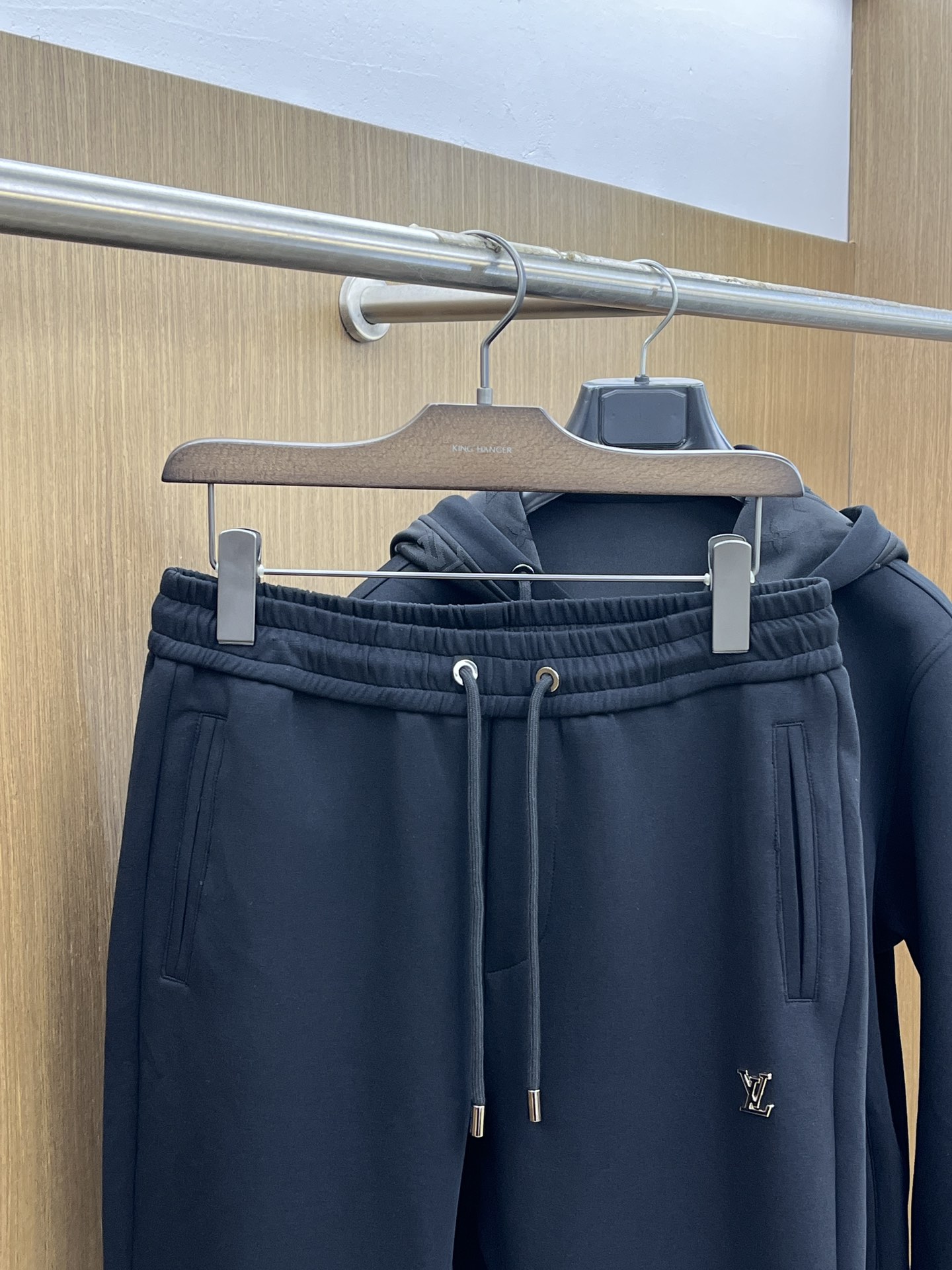 秋冬/套 LV 🔥GW最新款休闲风休闲套装 最新最顶级经典重工刺绣字母排列经典图案潮流连帽休闲开衫套装，