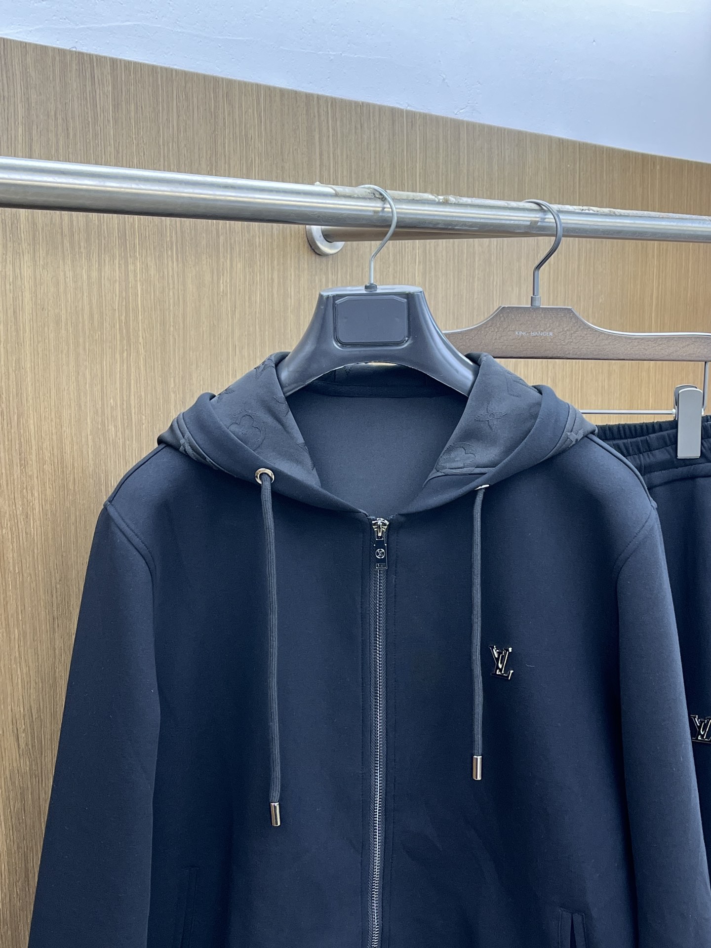 秋冬/套 LV 🔥GW最新款休闲风休闲套装 最新最顶级经典重工刺绣字母排列经典图案潮流连帽休闲开衫套装，