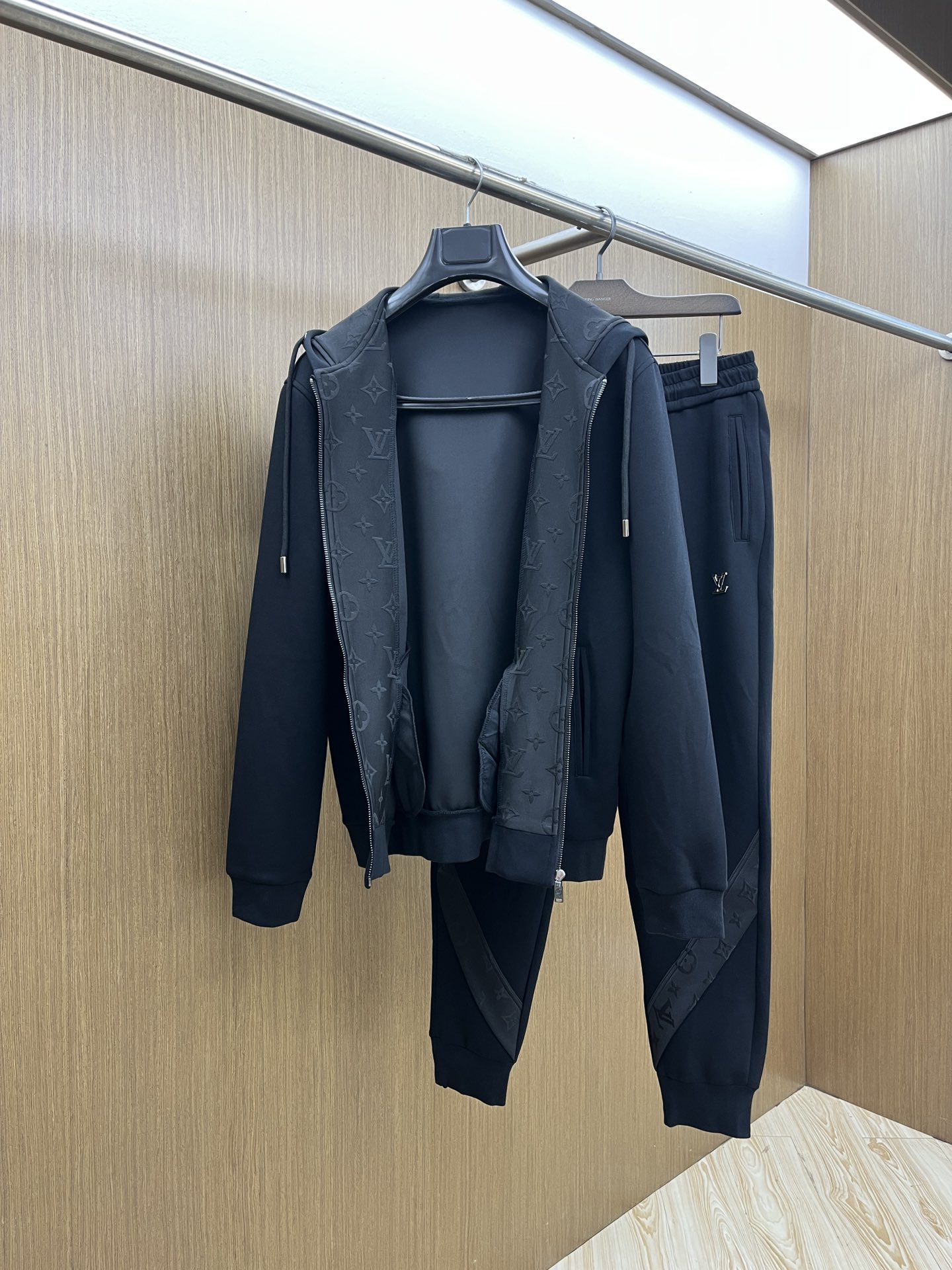 秋冬/套 LV 🔥GW最新款休闲风休闲套装 最新最顶级经典重工刺绣字母排列经典图案潮流连帽休闲开衫套装，