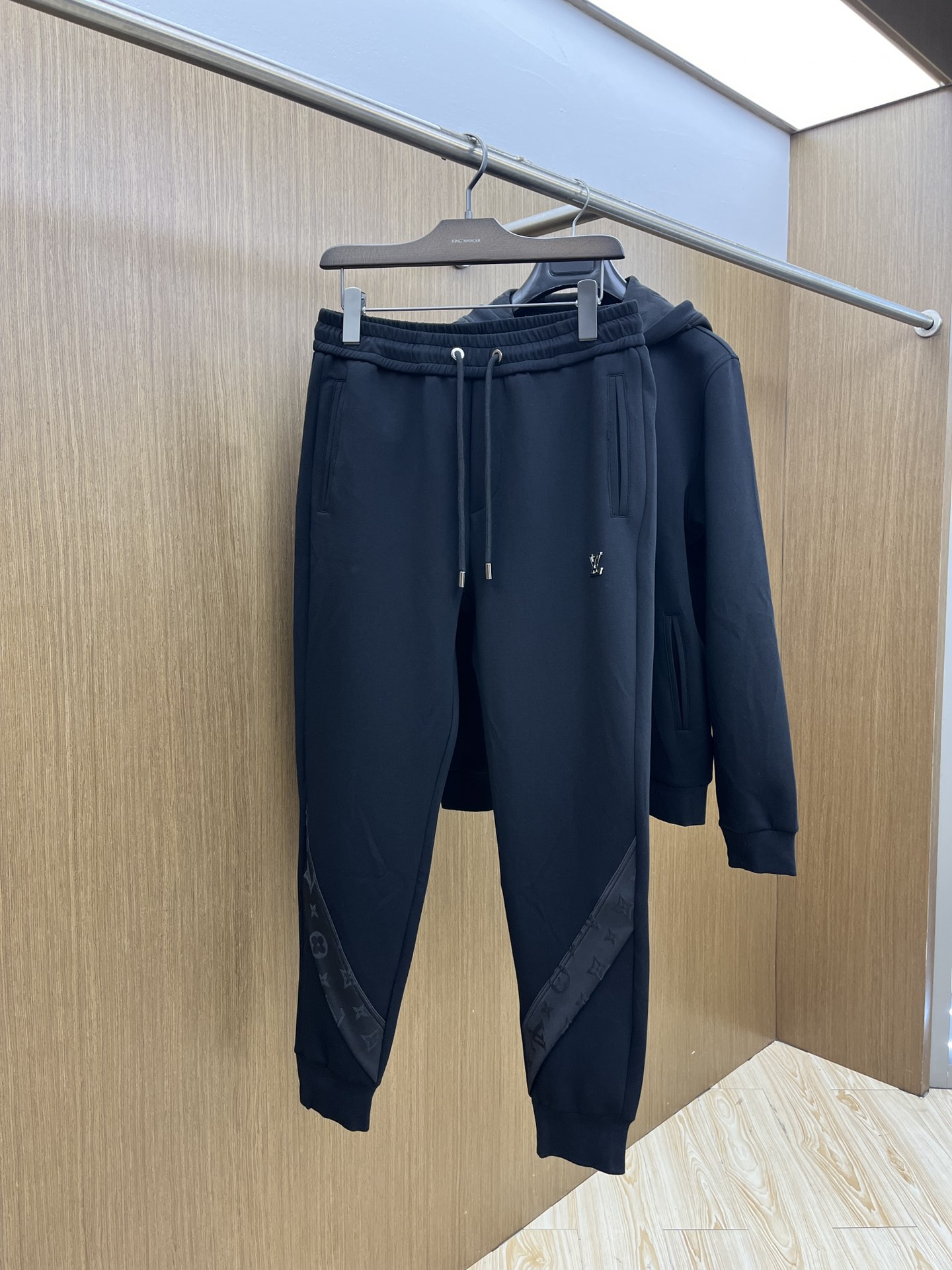 秋冬/套 LV 🔥GW最新款休闲风休闲套装 最新最顶级经典重工刺绣字母排列经典图案潮流连帽休闲开衫套装，