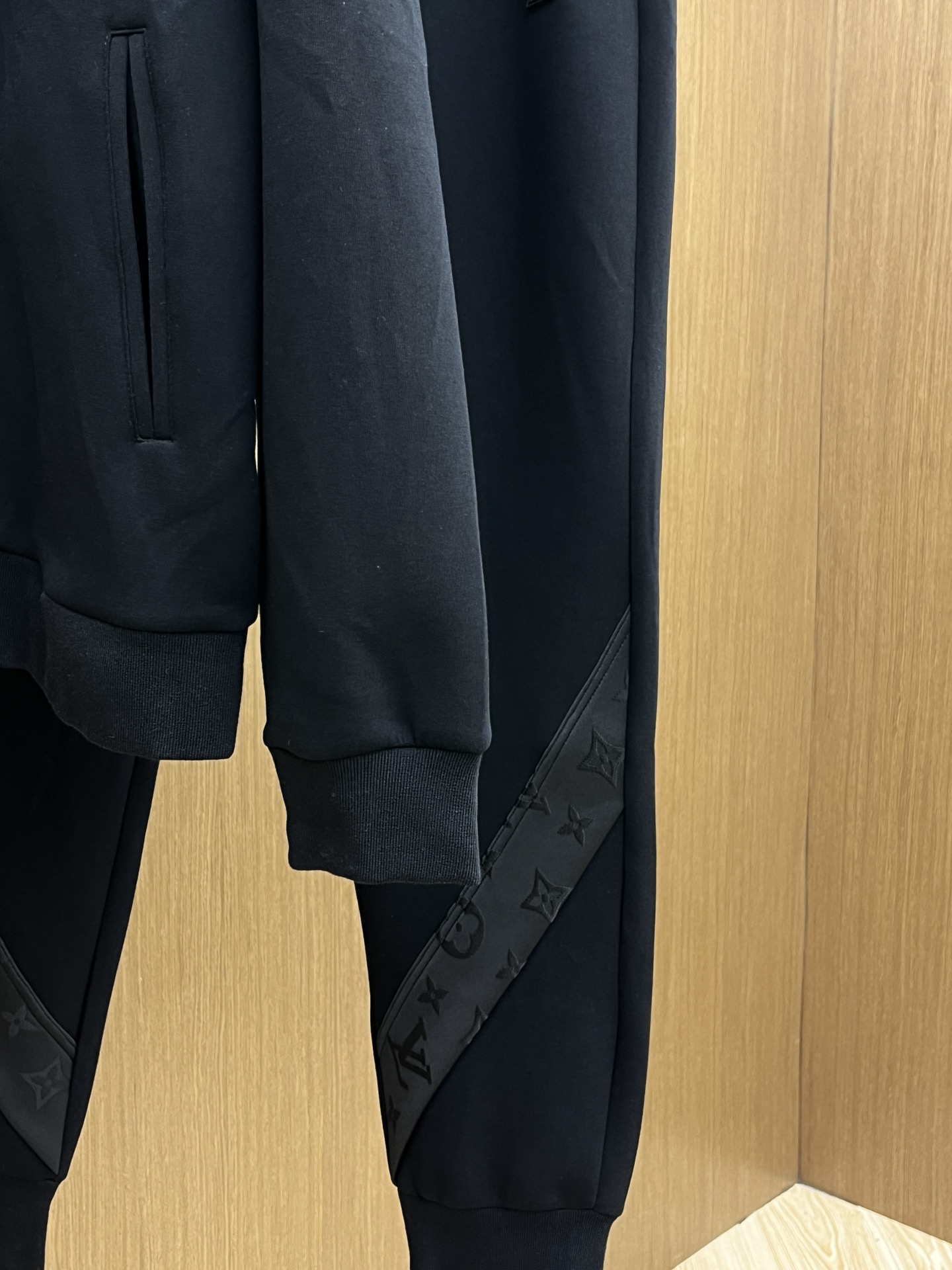 秋冬/套 LV 🔥GW最新款休闲风休闲套装 最新最顶级经典重工刺绣字母排列经典图案潮流连帽休闲开衫套装，