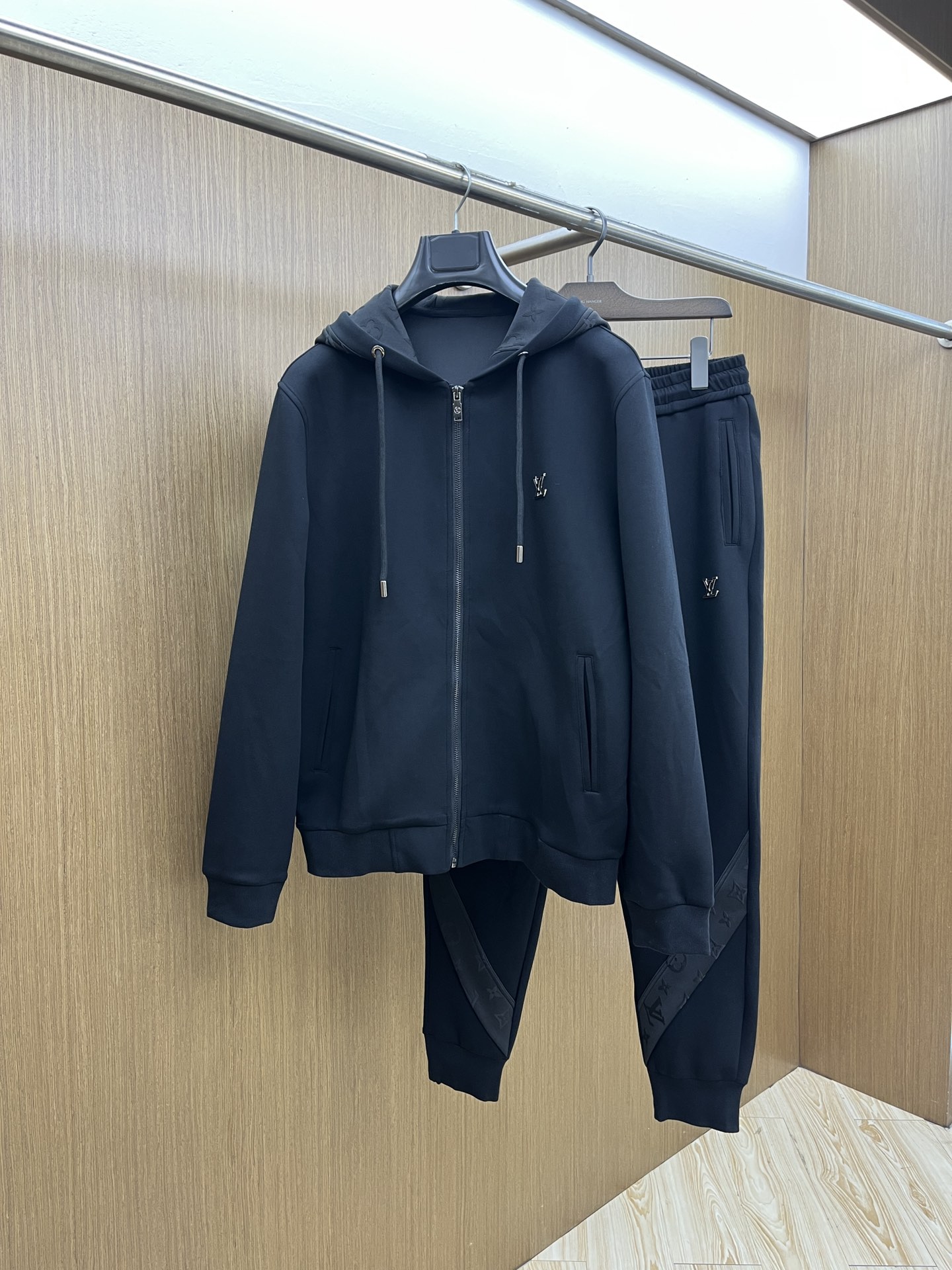 NO:596753,Autumn and winter/set LV GW latest casual style casual suit, the latest and top class classic heavy industry embroidery letter arrangement classic pattern trend hooded casual cardigan suit, the top quality counter is on sale, top production technology imported fabrics, counter style unique design, fls uses imported high-end custom-made imported silk thread with first-class feel!  !  !  Size M-3XL,,louis vuitton,hats,alexander wang19860909秋冬/套 LV GW最新款休闲风休闲套装 最新最顶级经典重工刺绣字母排列经典图案潮流连帽休闲开衫套装,最顶级的品质专柜在售,顶级制作工艺进口面料,专柜款独特设计,fls采用进口高端订制进口丝线手感一流！！！ 尺码M-3XL,,louis vuitton,hats,alexander wang,Men's clothing