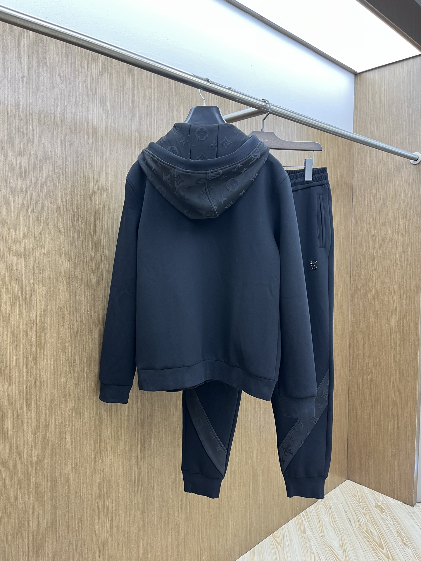 秋冬/套 LV 🔥GW最新款休闲风休闲套装 最新最顶级经典重工刺绣字母排列经典图案潮流连帽休闲开衫套装，