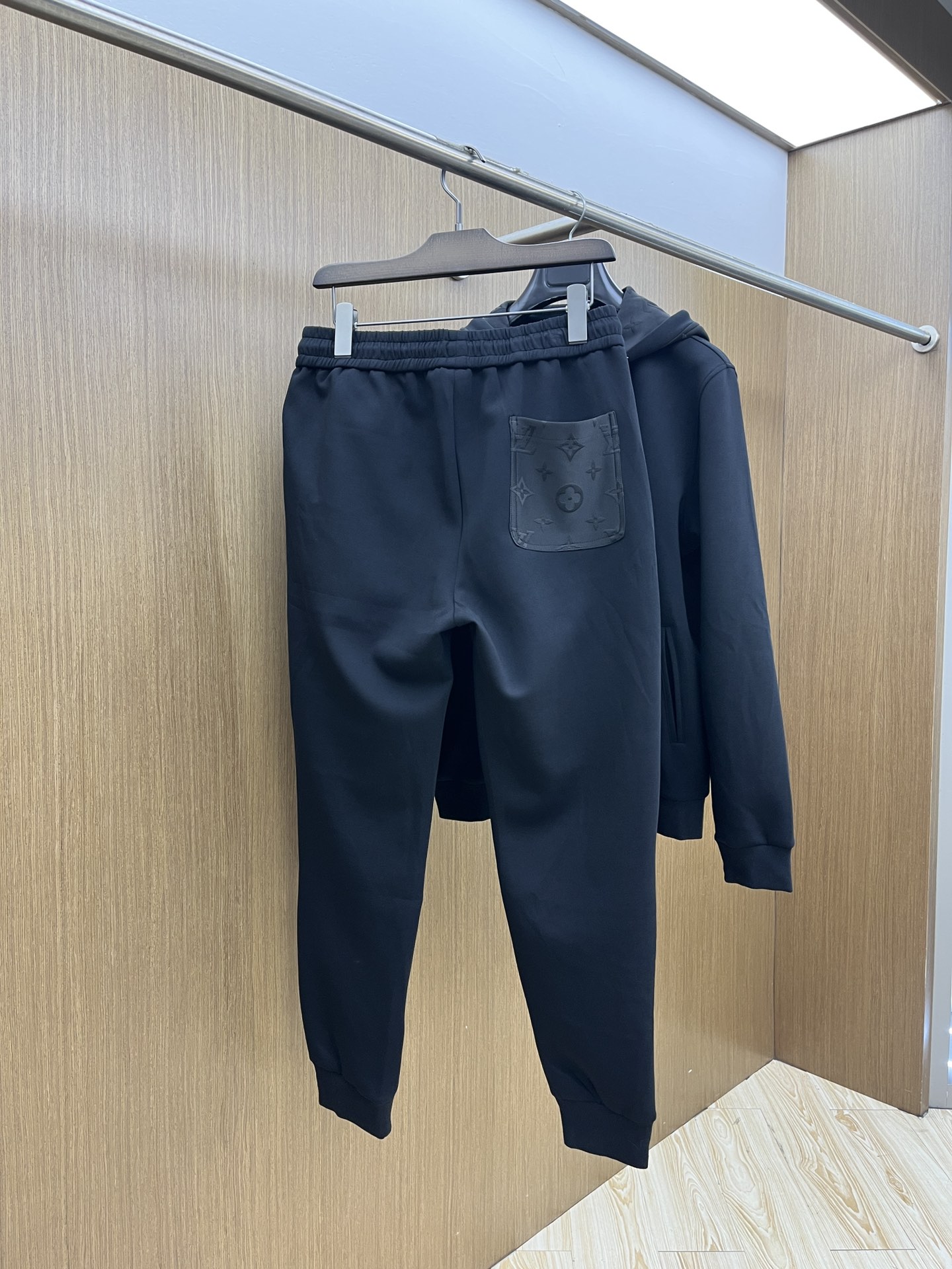 秋冬/套 LV 🔥GW最新款休闲风休闲套装 最新最顶级经典重工刺绣字母排列经典图案潮流连帽休闲开衫套装，