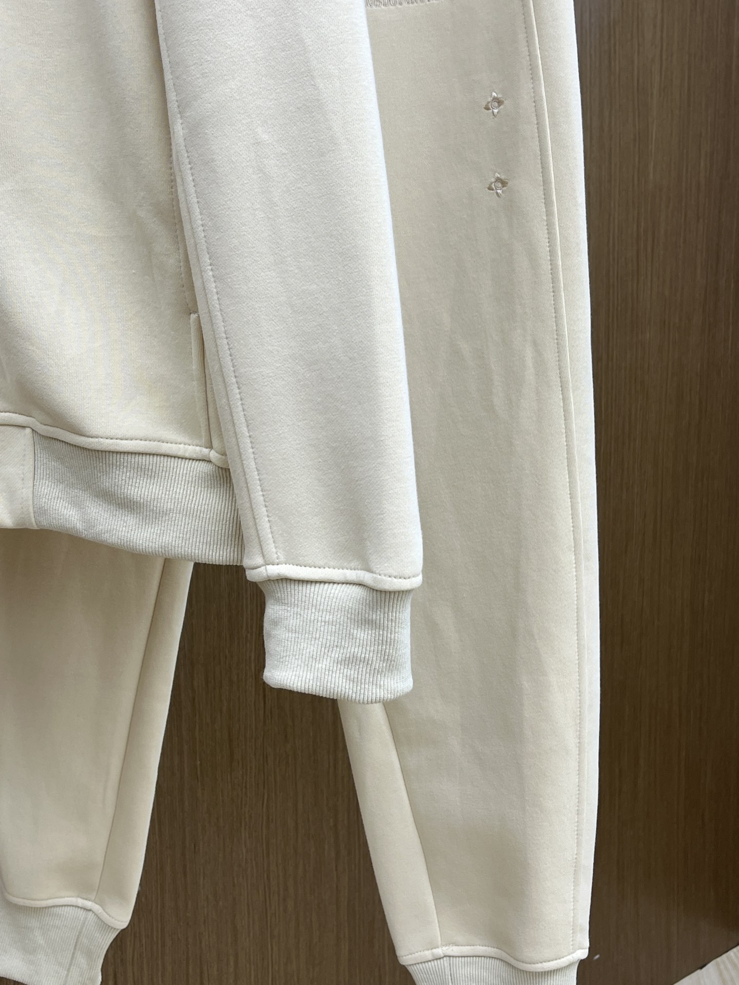 秋冬/套 LV 🔥GW最新款休闲风休闲套装 最新最顶级经典重工刺绣字母排列经典图案潮流连帽休闲开衫套装，