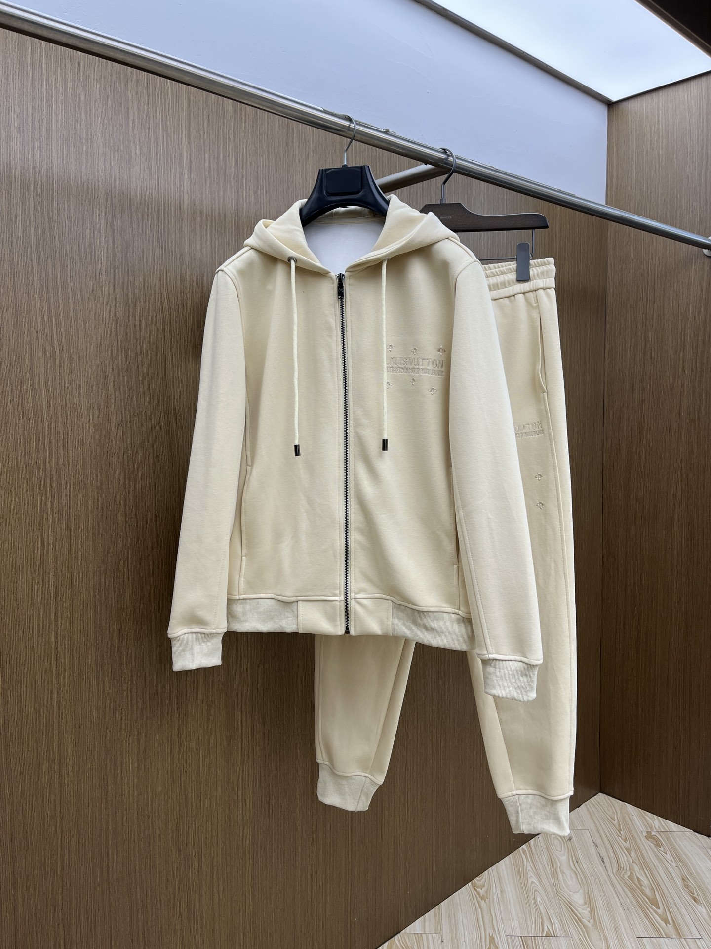 秋冬/套 LV 🔥GW最新款休闲风休闲套装 最新最顶级经典重工刺绣字母排列经典图案潮流连帽休闲开衫套装，