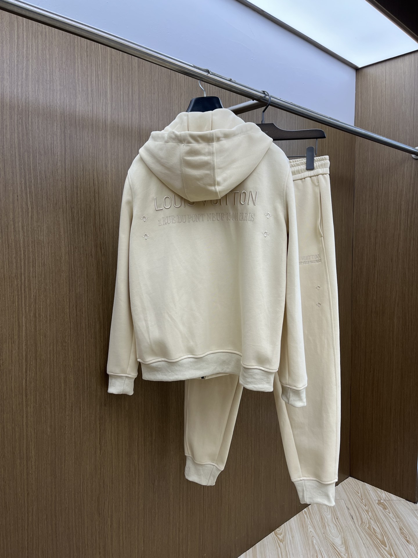 秋冬/套 LV 🔥GW最新款休闲风休闲套装 最新最顶级经典重工刺绣字母排列经典图案潮流连帽休闲开衫套装，