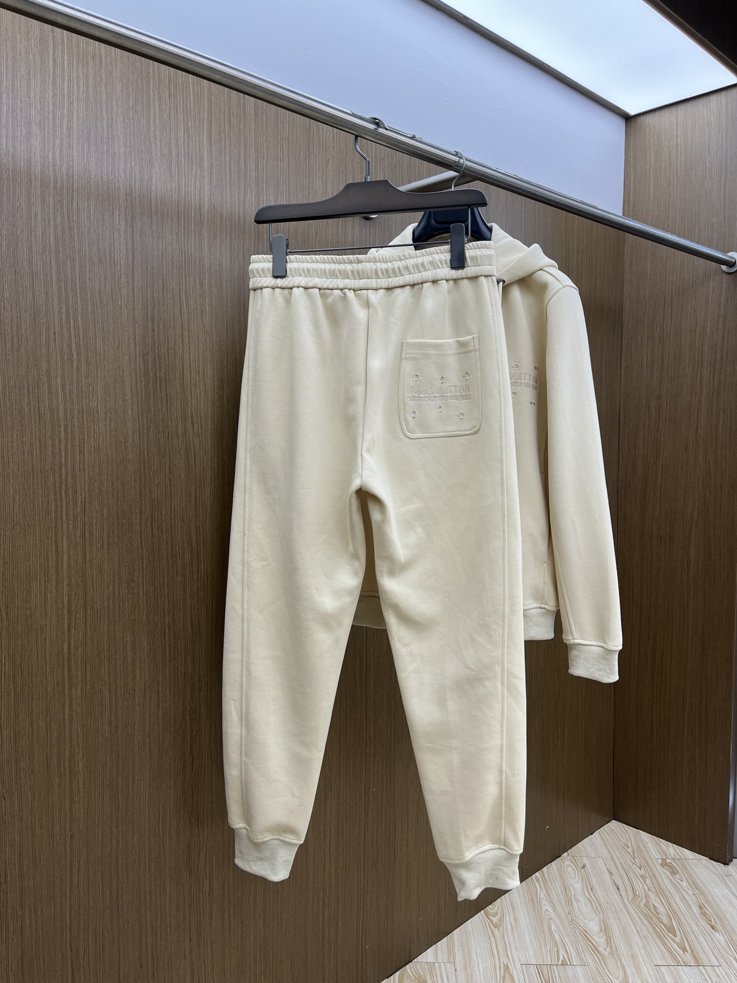 秋冬/套 LV 🔥GW最新款休闲风休闲套装 最新最顶级经典重工刺绣字母排列经典图案潮流连帽休闲开衫套装，