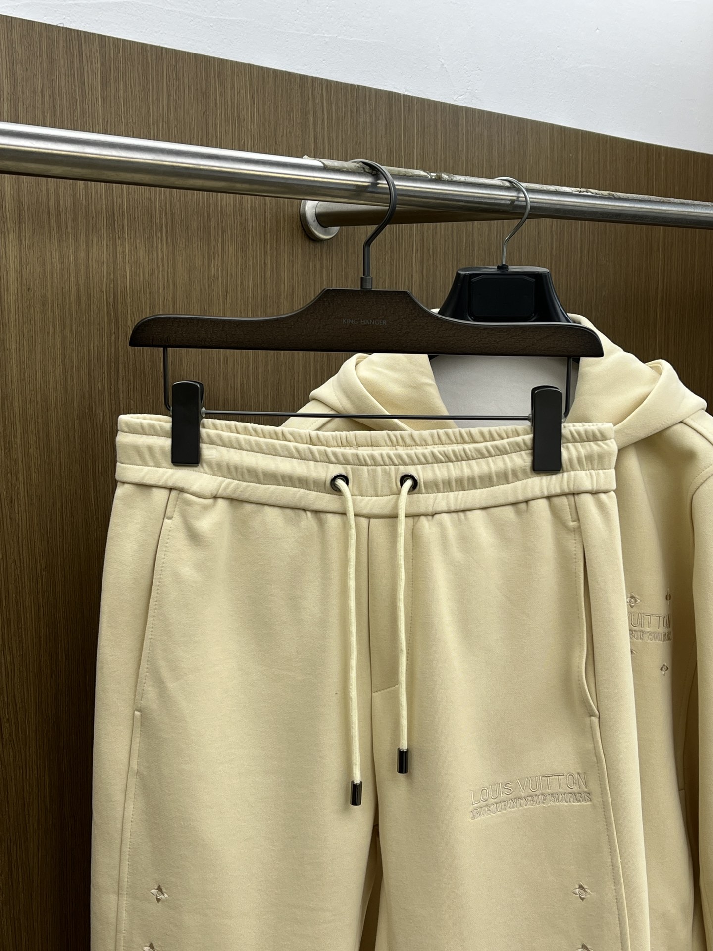 秋冬/套 LV 🔥GW最新款休闲风休闲套装 最新最顶级经典重工刺绣字母排列经典图案潮流连帽休闲开衫套装，