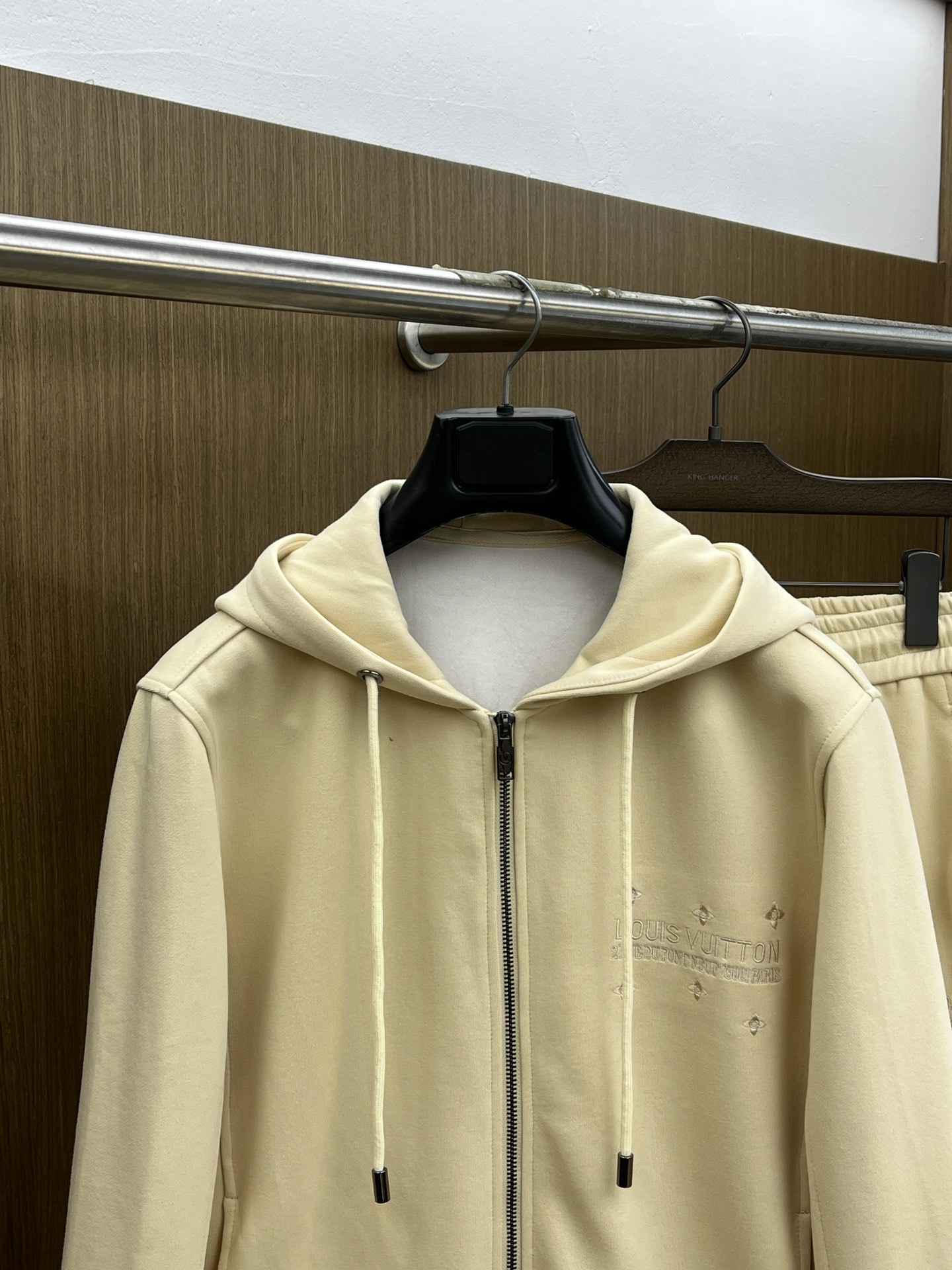 秋冬/套 LV 🔥GW最新款休闲风休闲套装 最新最顶级经典重工刺绣字母排列经典图案潮流连帽休闲开衫套装，