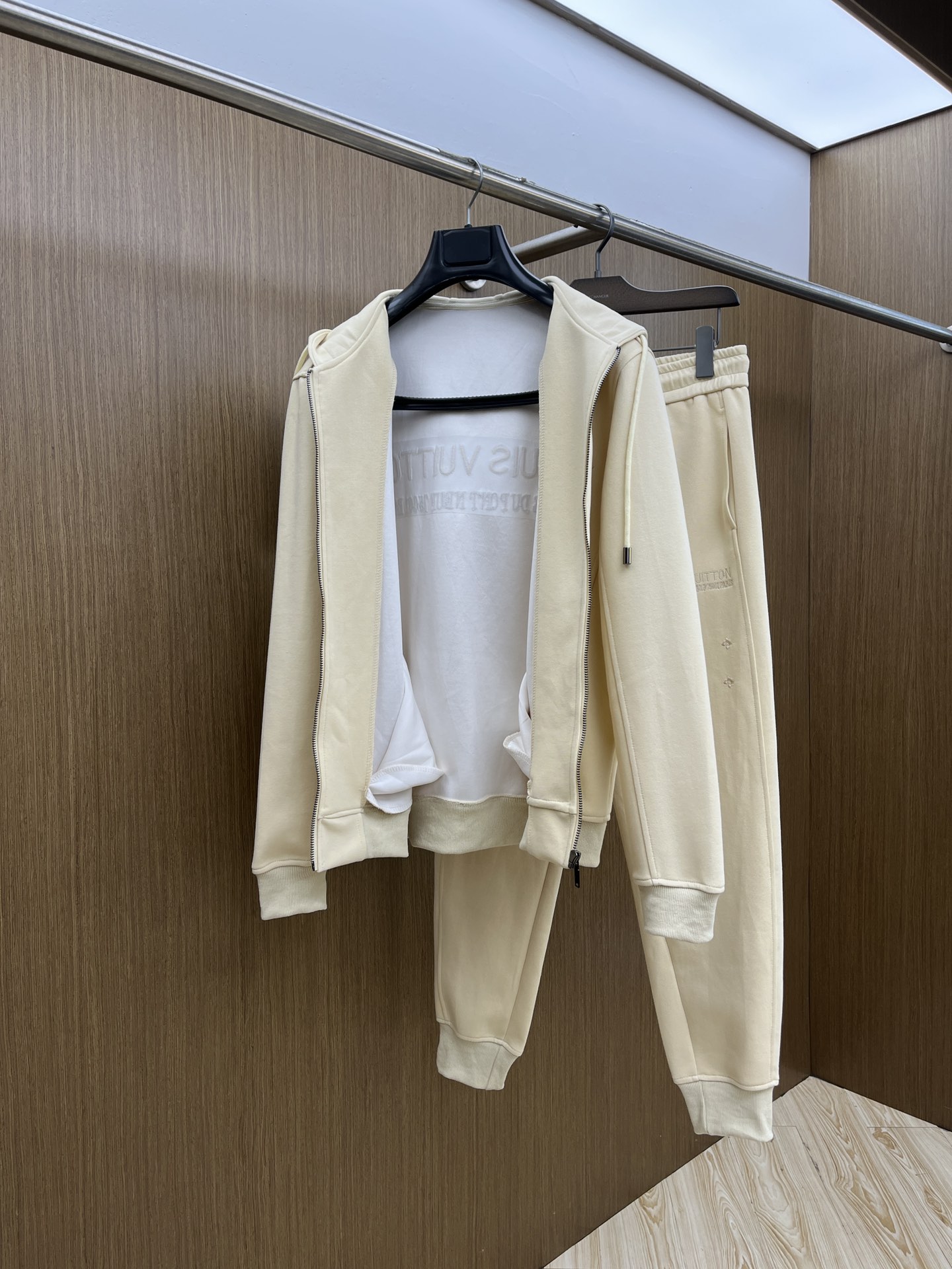 秋冬/套 LV 🔥GW最新款休闲风休闲套装 最新最顶级经典重工刺绣字母排列经典图案潮流连帽休闲开衫套装，