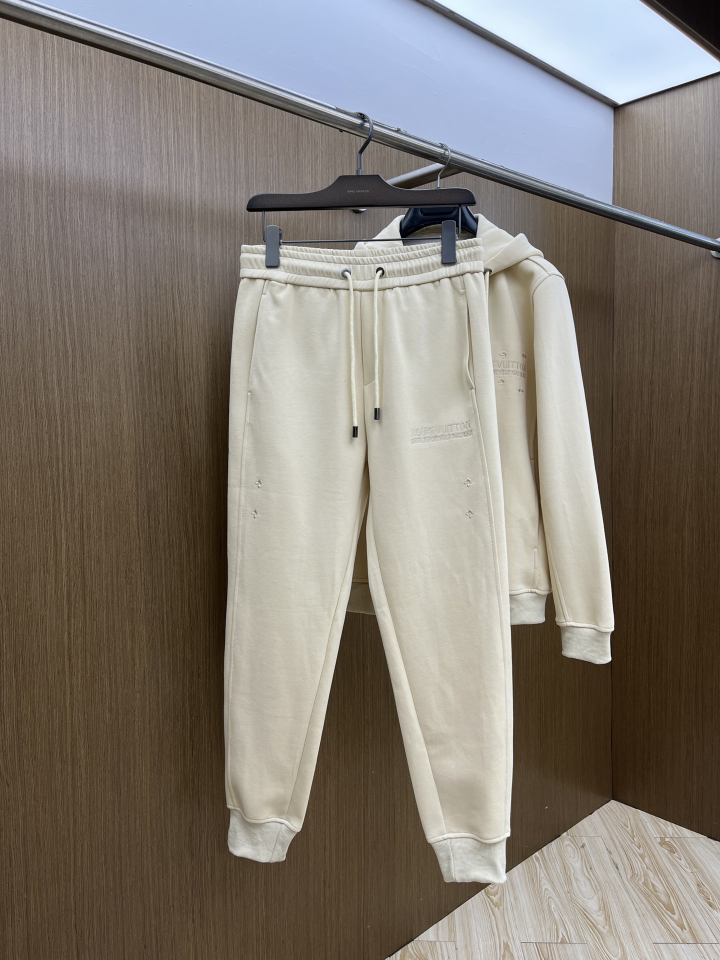 秋冬/套 LV 🔥GW最新款休闲风休闲套装 最新最顶级经典重工刺绣字母排列经典图案潮流连帽休闲开衫套装，