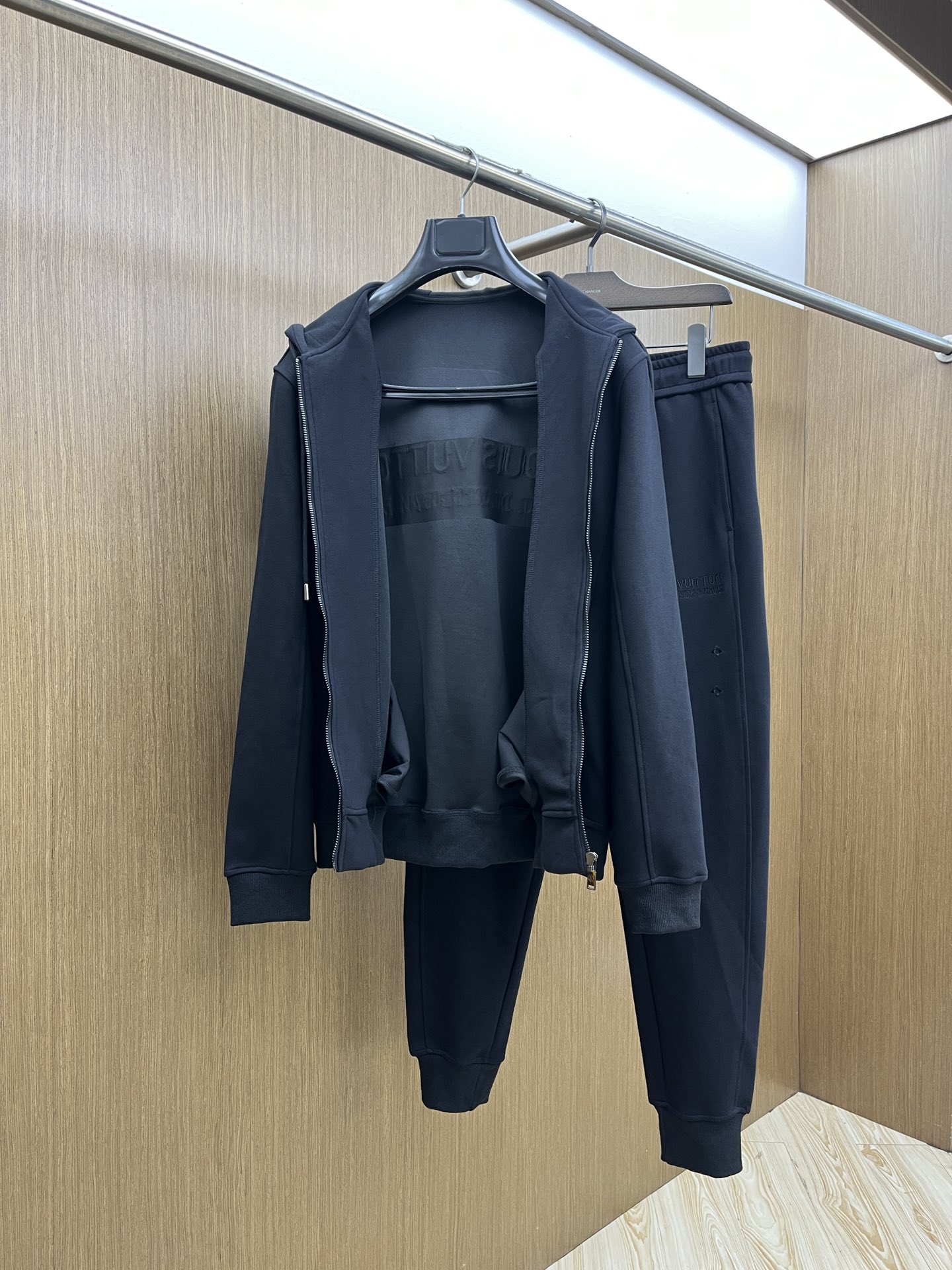 秋冬/套 LV 🔥GW最新款休闲风休闲套装 最新最顶级经典重工刺绣字母排列经典图案潮流连帽休闲开衫套装，