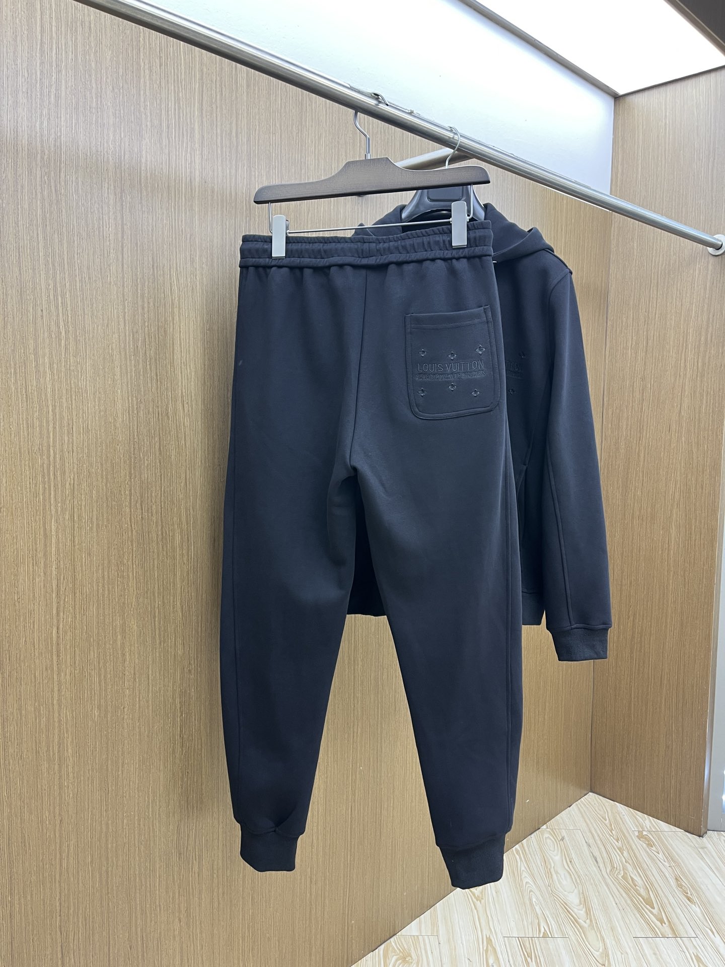 秋冬/套 LV 🔥GW最新款休闲风休闲套装 最新最顶级经典重工刺绣字母排列经典图案潮流连帽休闲开衫套装，