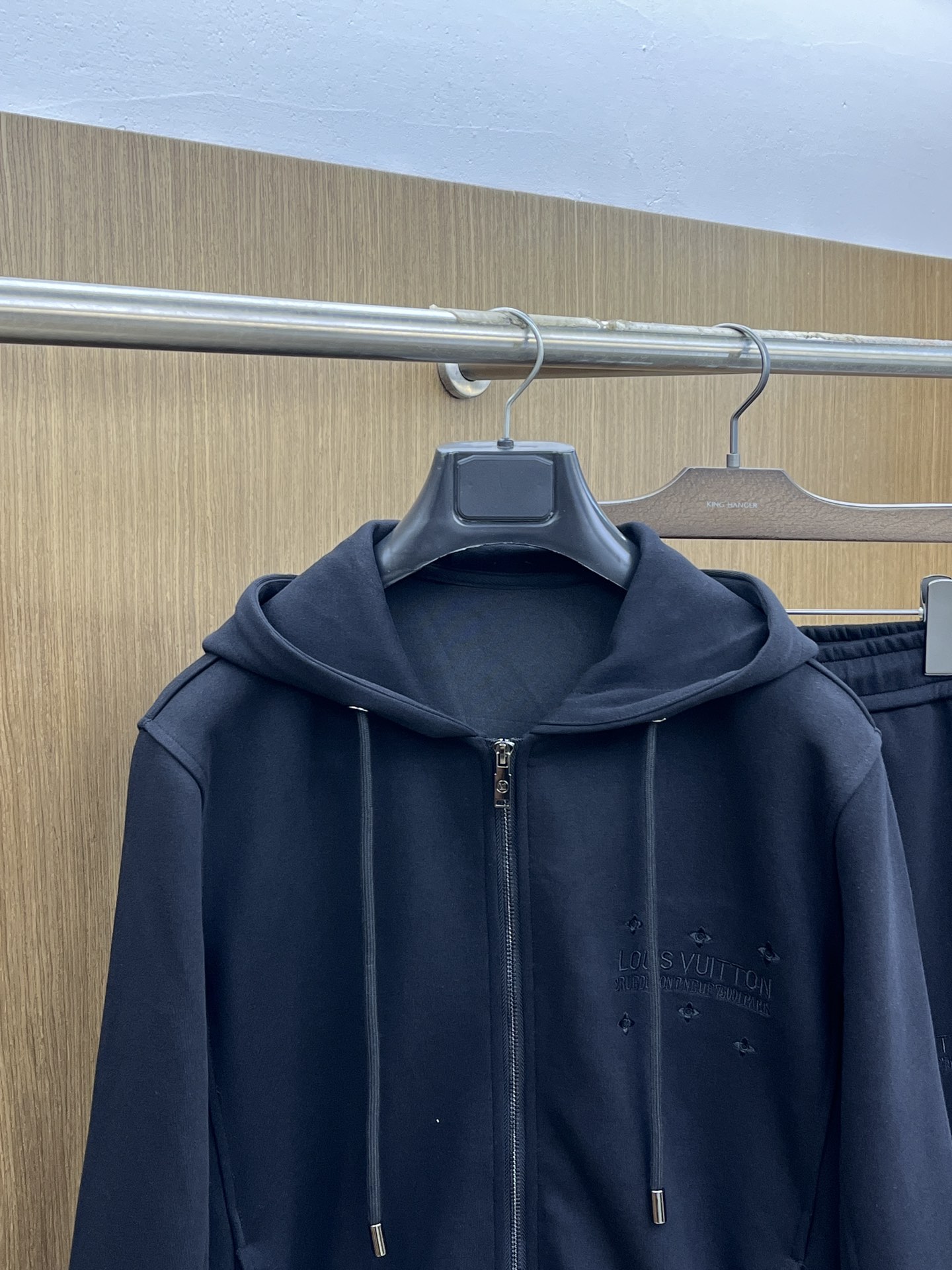 秋冬/套 LV 🔥GW最新款休闲风休闲套装 最新最顶级经典重工刺绣字母排列经典图案潮流连帽休闲开衫套装，