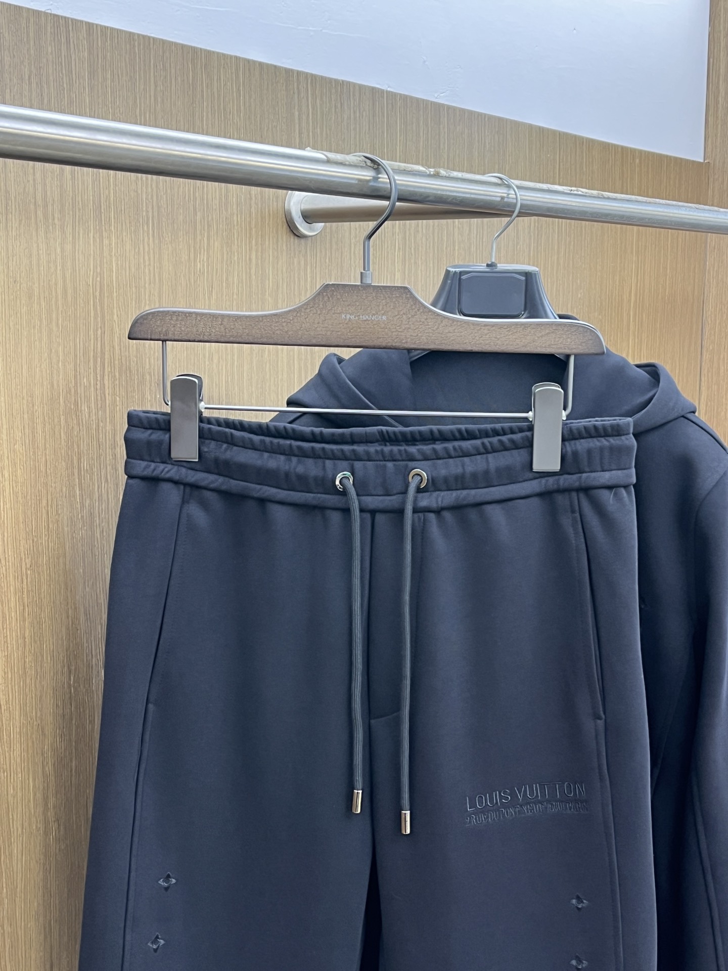 秋冬/套 LV 🔥GW最新款休闲风休闲套装 最新最顶级经典重工刺绣字母排列经典图案潮流连帽休闲开衫套装，