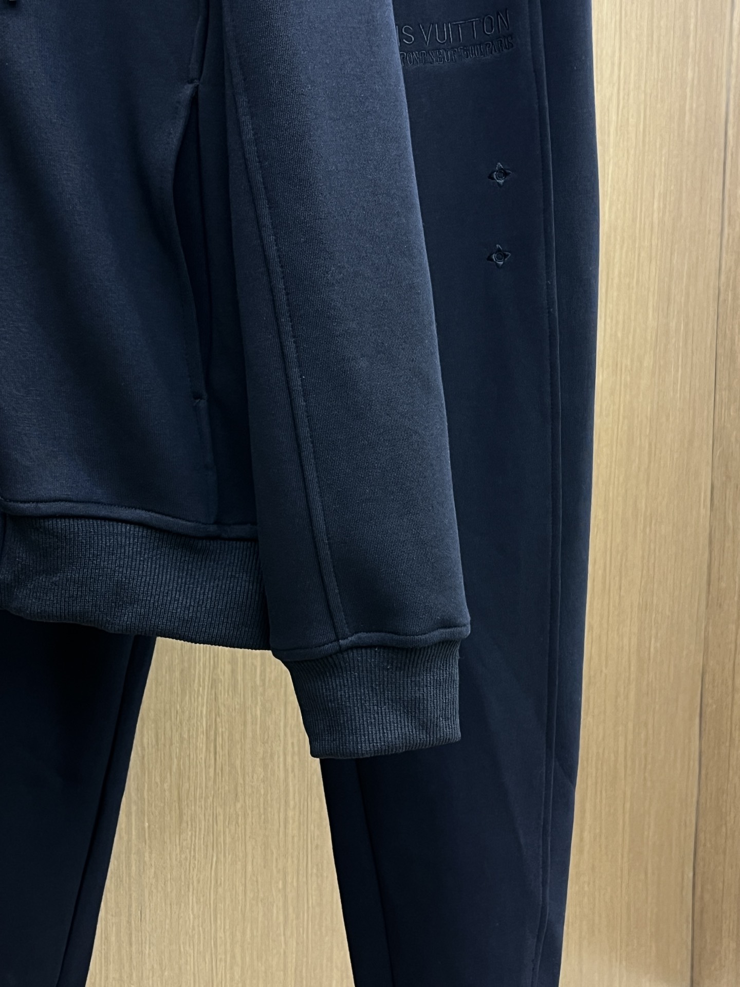 秋冬/套 LV 🔥GW最新款休闲风休闲套装 最新最顶级经典重工刺绣字母排列经典图案潮流连帽休闲开衫套装，