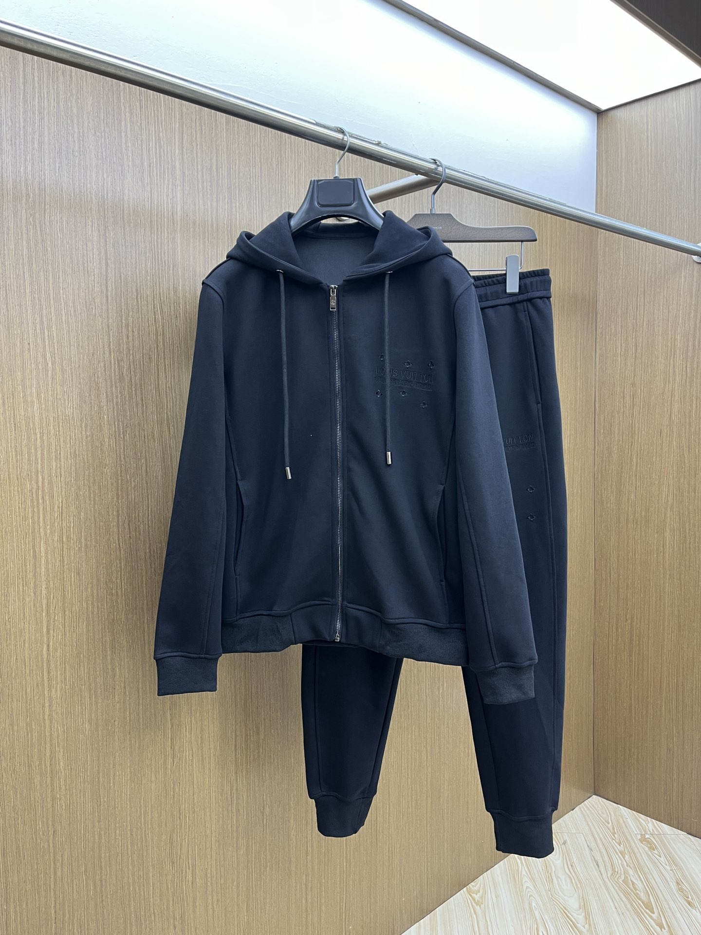 NO:597703,Autumn and winter/set LV GW's latest casual style casual suit, the latest and top-notch classic heavy-duty embroidery letter arrangement, classic pattern trend hooded casual cardigan suit, the top quality counter is on sale, top-notch production technology imported fabrics, counter style unique design, fls uses imported high-end custom-made imported silk thread with first-class feel!  !  !  Size M-3XL,,louis vuitton,hats,alexander wang19860909秋冬/套 LV GW最新款休闲风休闲套装 最新最顶级经典重工刺绣字母排列经典图案潮流连帽休闲开衫套装,最顶级的品质专柜在售,顶级制作工艺进口面料,专柜款独特设计,fls采用进口高端订制进口丝线手感一流！！！ 尺码M-3XL,,louis vuitton,hats,alexander wang,Men's clothing