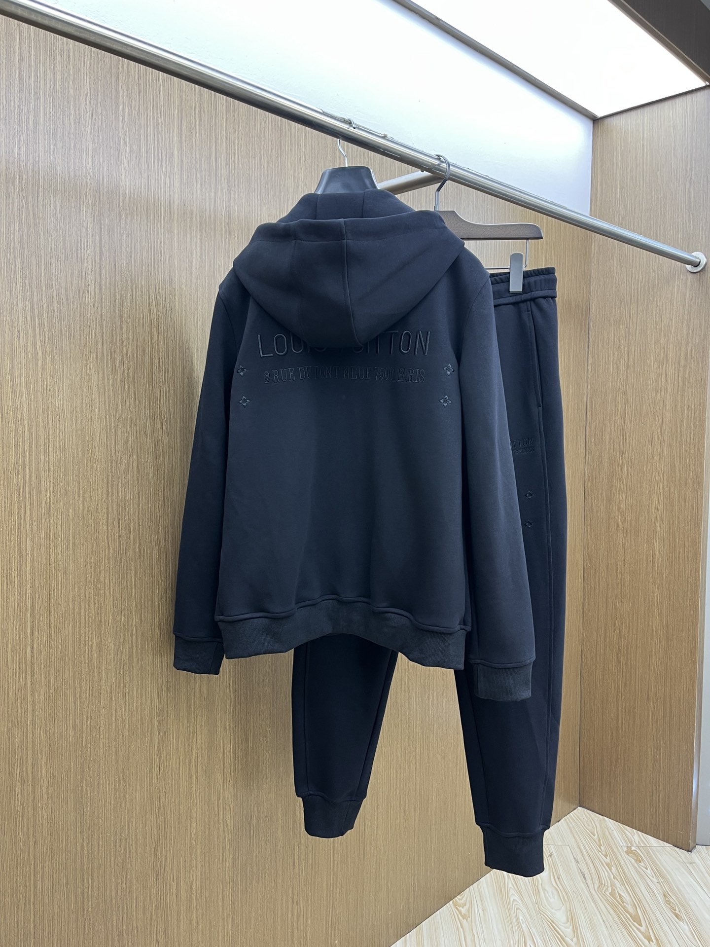 秋冬/套 LV 🔥GW最新款休闲风休闲套装 最新最顶级经典重工刺绣字母排列经典图案潮流连帽休闲开衫套装，