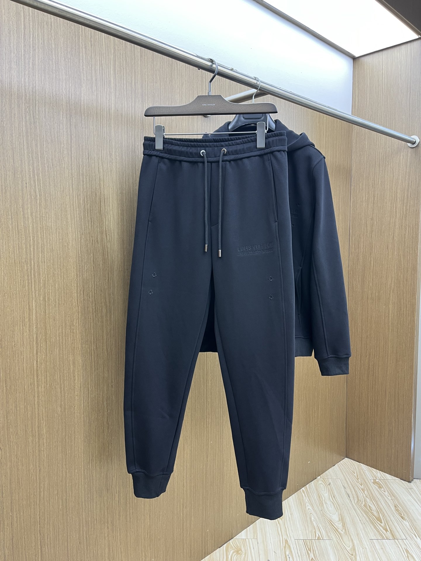 秋冬/套 LV 🔥GW最新款休闲风休闲套装 最新最顶级经典重工刺绣字母排列经典图案潮流连帽休闲开衫套装，