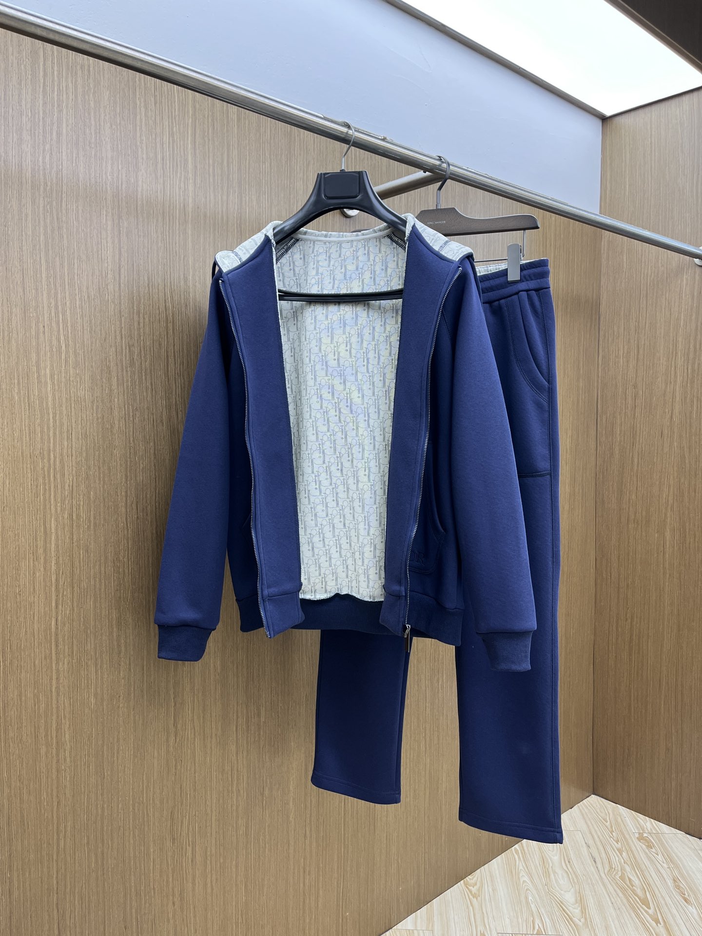 秋冬/套 CD 🔥GW最新款休闲风休闲套装 最新最顶级经典重工刺绣字母排列经典图案潮流连帽休闲开衫套装，