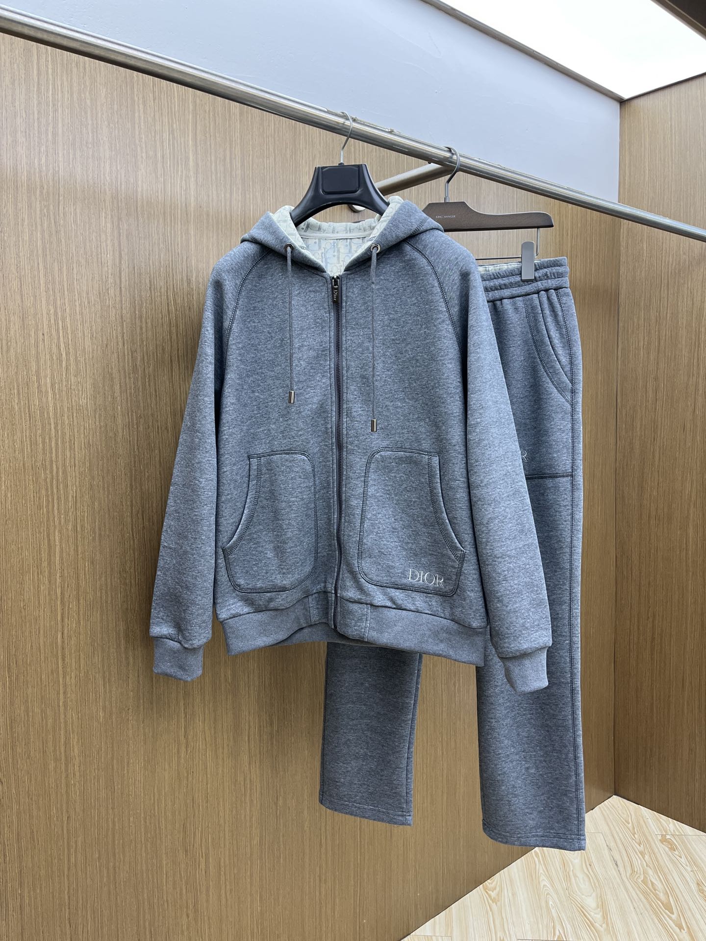 NO:597706,Autumn and winter/set CD GW's latest casual style casual suit, the latest and top-notch classic heavy-duty embroidery letter arrangement, classic pattern trend hooded casual cardigan suit, the top quality counter is on sale, top-notch production technology imported fabrics, counter style unique design, fls uses imported high-end custom-made imported silk thread with first-class feel!  !  !  Size M-3XL,,hats,alexander wang19860909秋冬/套 CD GW最新款休闲风休闲套装 最新最顶级经典重工刺绣字母排列经典图案潮流连帽休闲开衫套装,最顶级的品质专柜在售,顶级制作工艺进口面料,专柜款独特设计,fls采用进口高端订制进口丝线手感一流！！！ 尺码M-3XL,,hats,alexander wang,Men's clothing