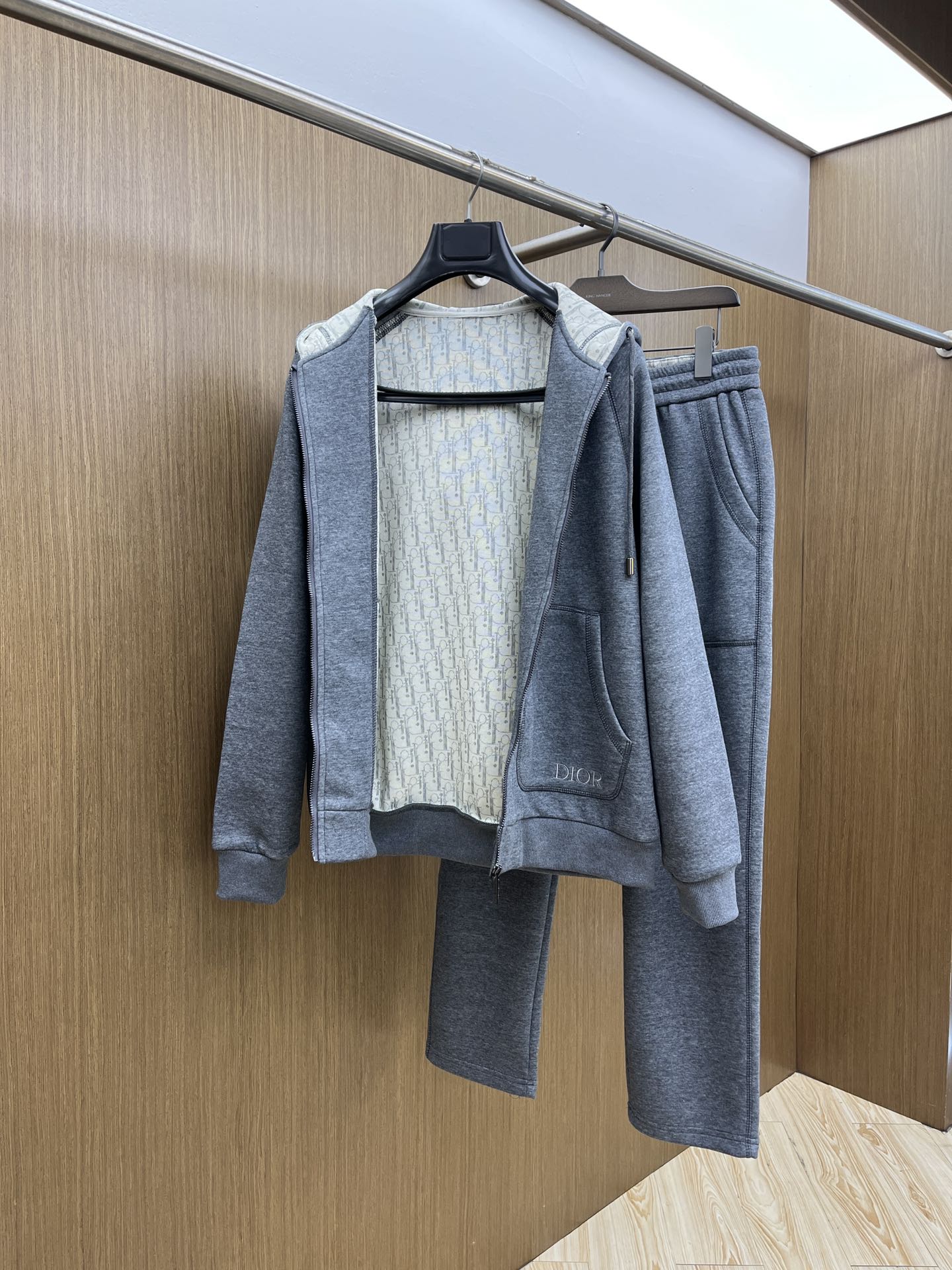 秋冬/套 CD 🔥GW最新款休闲风休闲套装 最新最顶级经典重工刺绣字母排列经典图案潮流连帽休闲开衫套装，