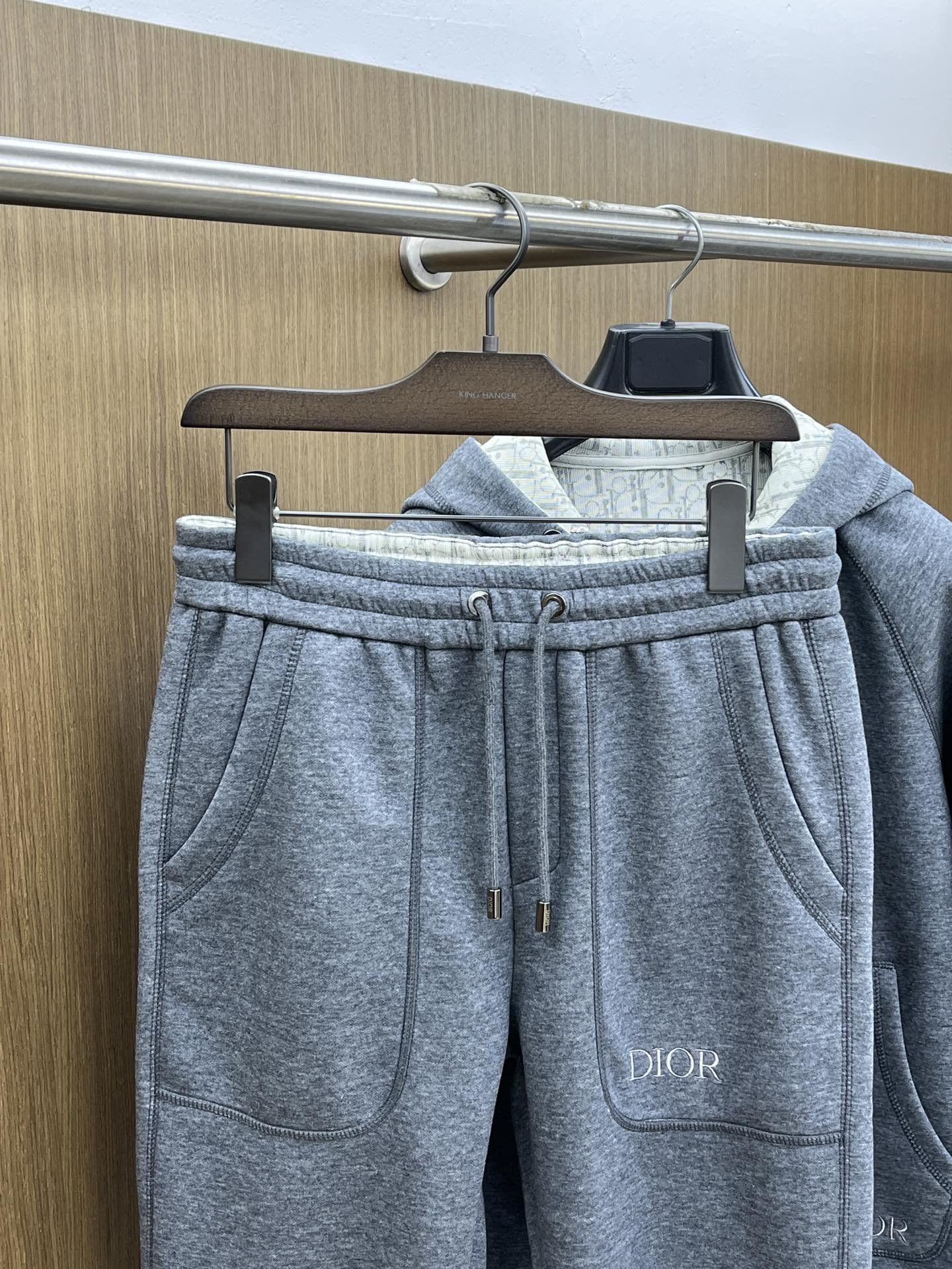 秋冬/套 CD 🔥GW最新款休闲风休闲套装 最新最顶级经典重工刺绣字母排列经典图案潮流连帽休闲开衫套装，