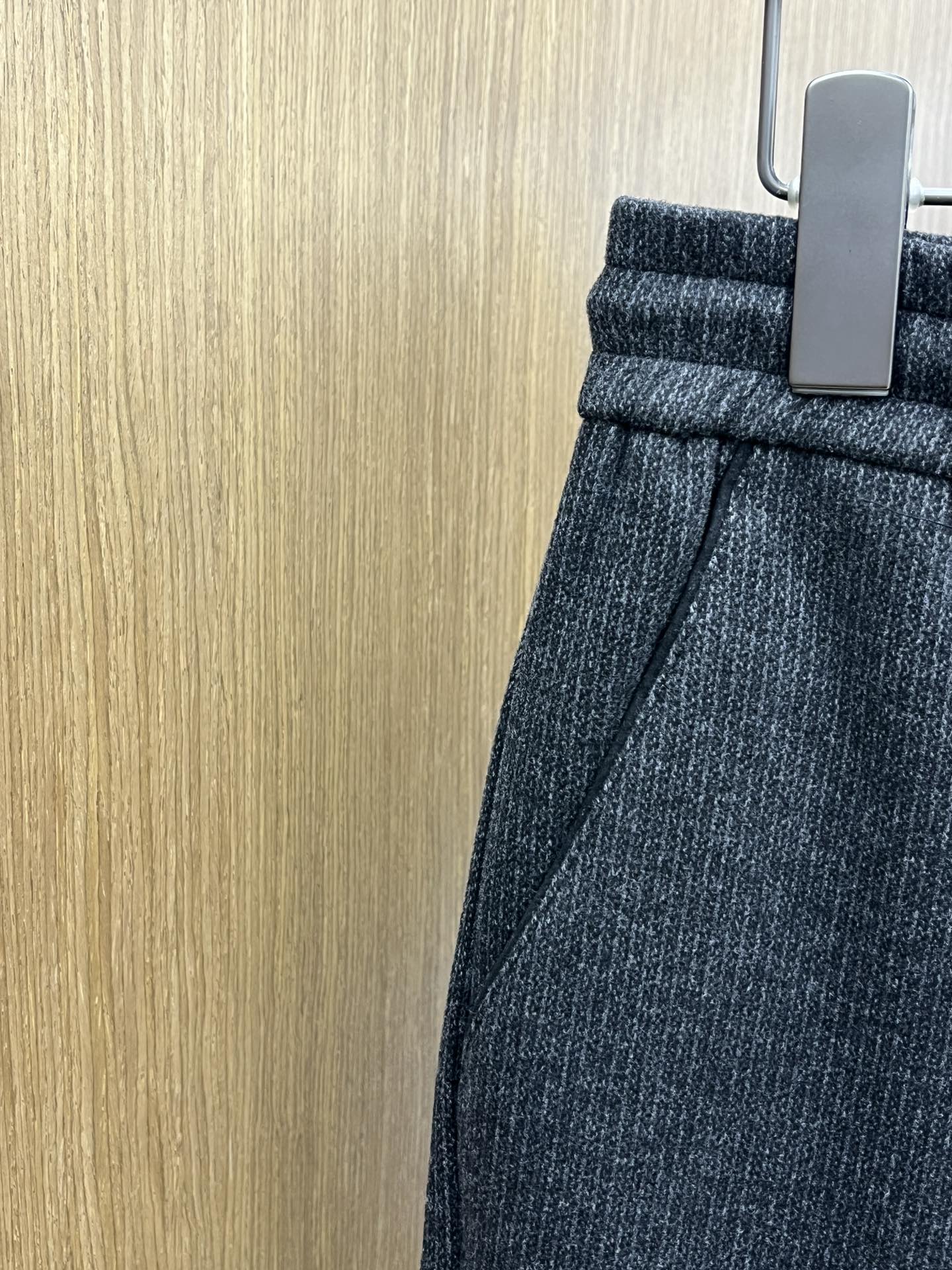 秋冬 L秋冬时尚老钱风羊毛裤松弛感拉满高奢定织绵羊毛+桑蚕丝+中空聚酯+腈纶+氨纶五合一质地，丝滑垂感弹