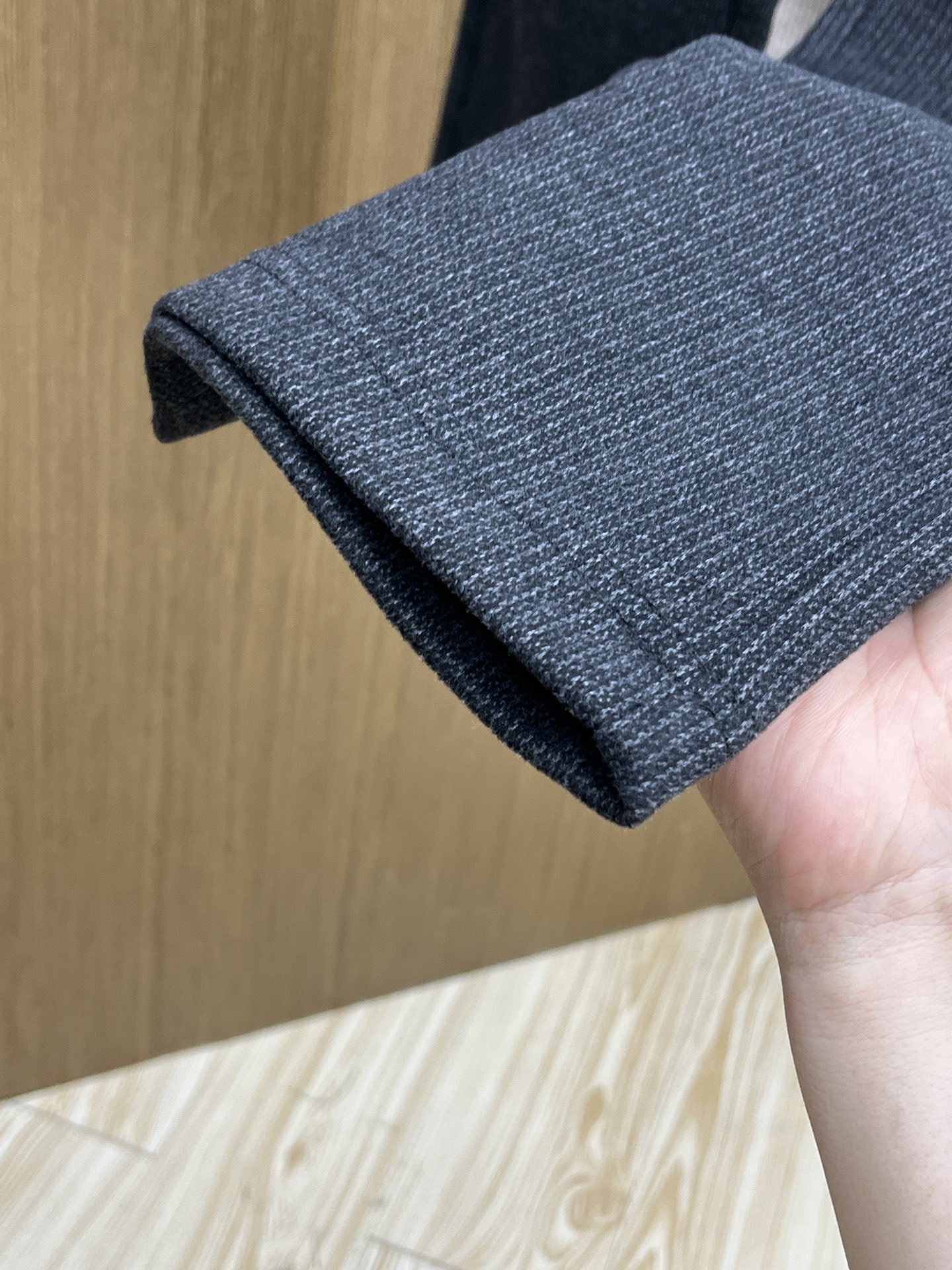 秋冬 L秋冬时尚老钱风羊毛裤松弛感拉满高奢定织绵羊毛+桑蚕丝+中空聚酯+腈纶+氨纶五合一质地，丝滑垂感弹