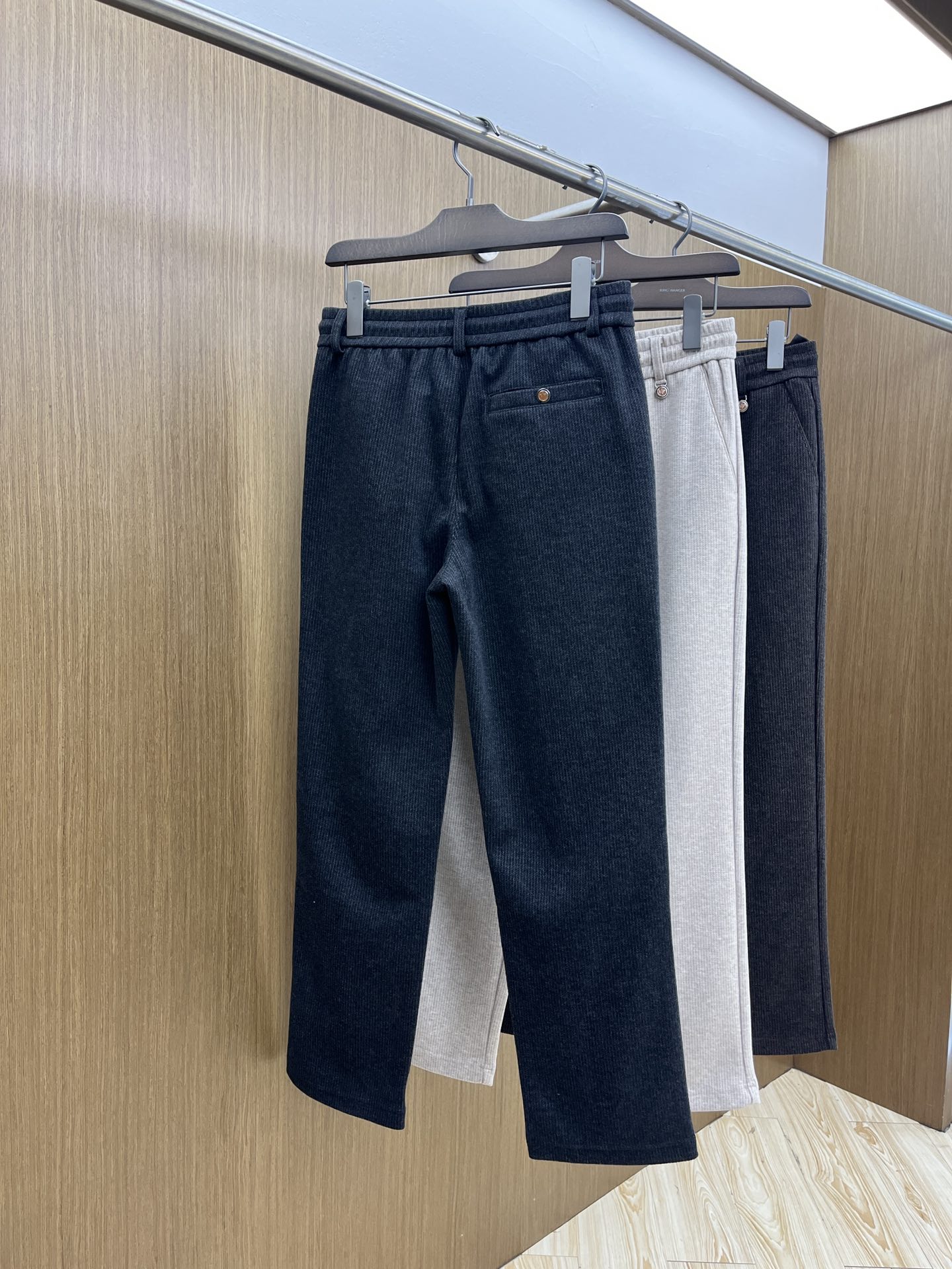 秋冬 L秋冬时尚老钱风羊毛裤松弛感拉满高奢定织绵羊毛+桑蚕丝+中空聚酯+腈纶+氨纶五合一质地，丝滑垂感弹