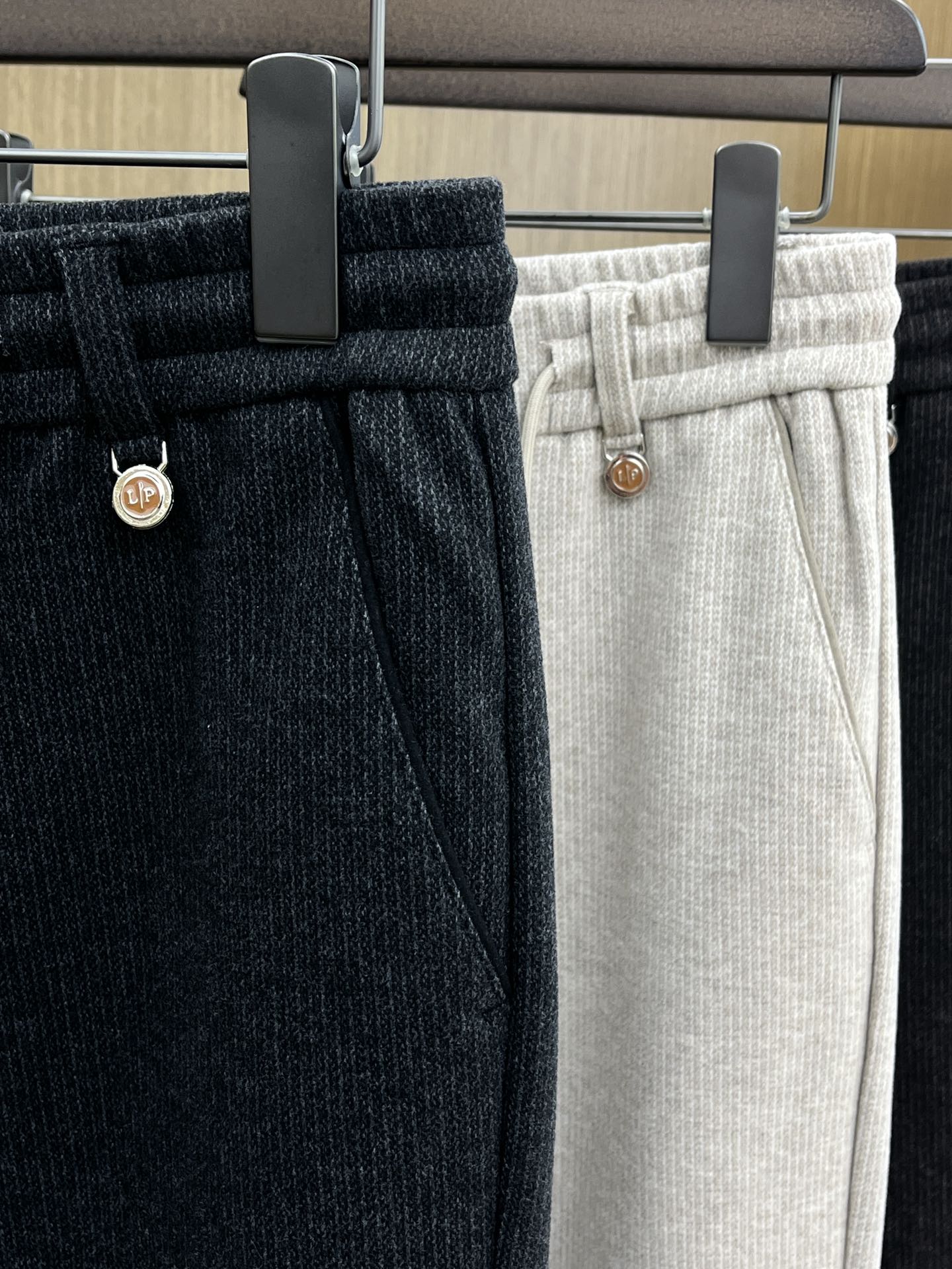 秋冬 L秋冬时尚老钱风羊毛裤松弛感拉满高奢定织绵羊毛+桑蚕丝+中空聚酯+腈纶+氨纶五合一质地，丝滑垂感弹