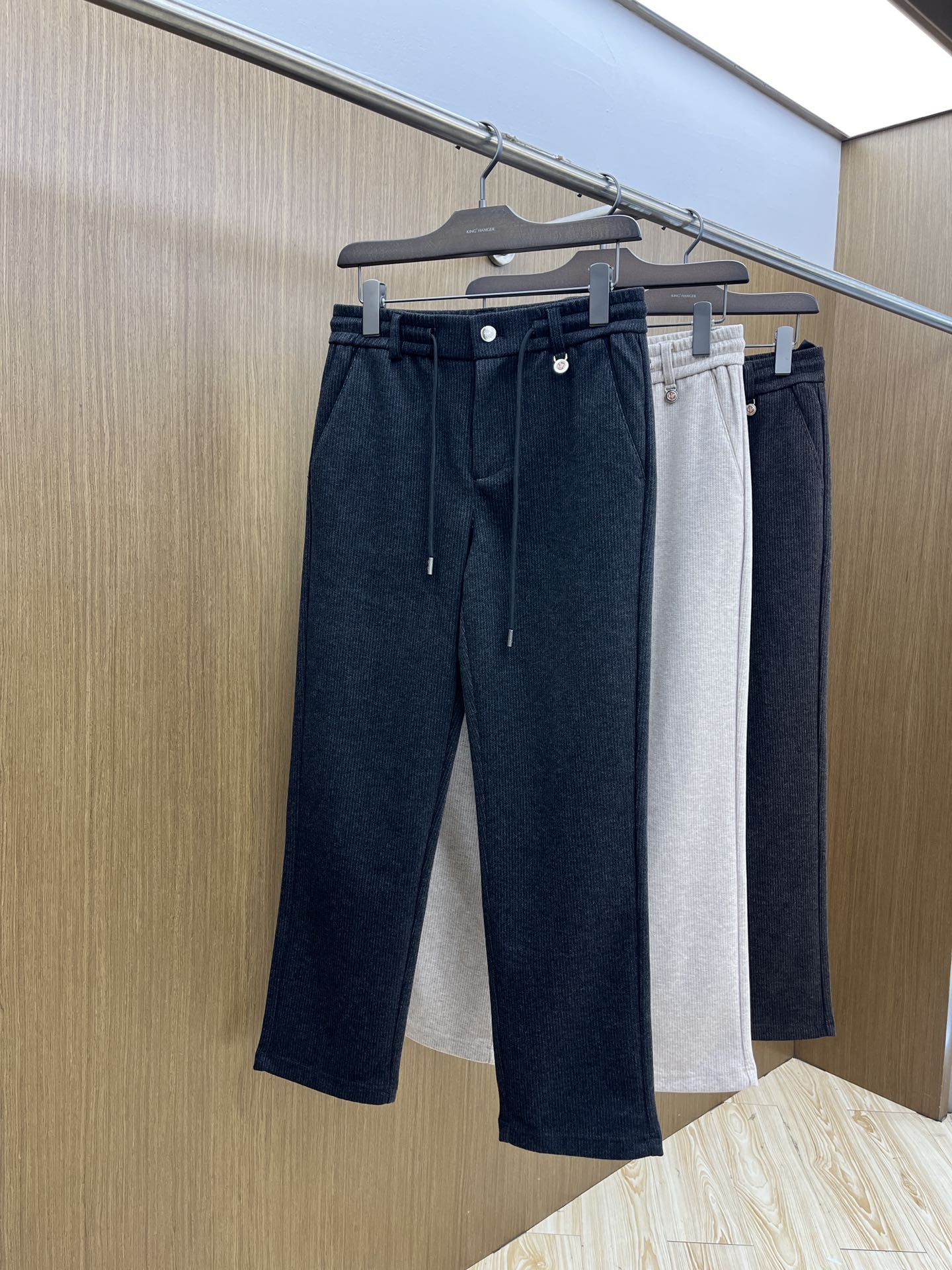 秋冬 L秋冬时尚老钱风羊毛裤松弛感拉满高奢定织绵羊毛+桑蚕丝+中空聚酯+腈纶+氨纶五合一质地，丝滑垂感弹