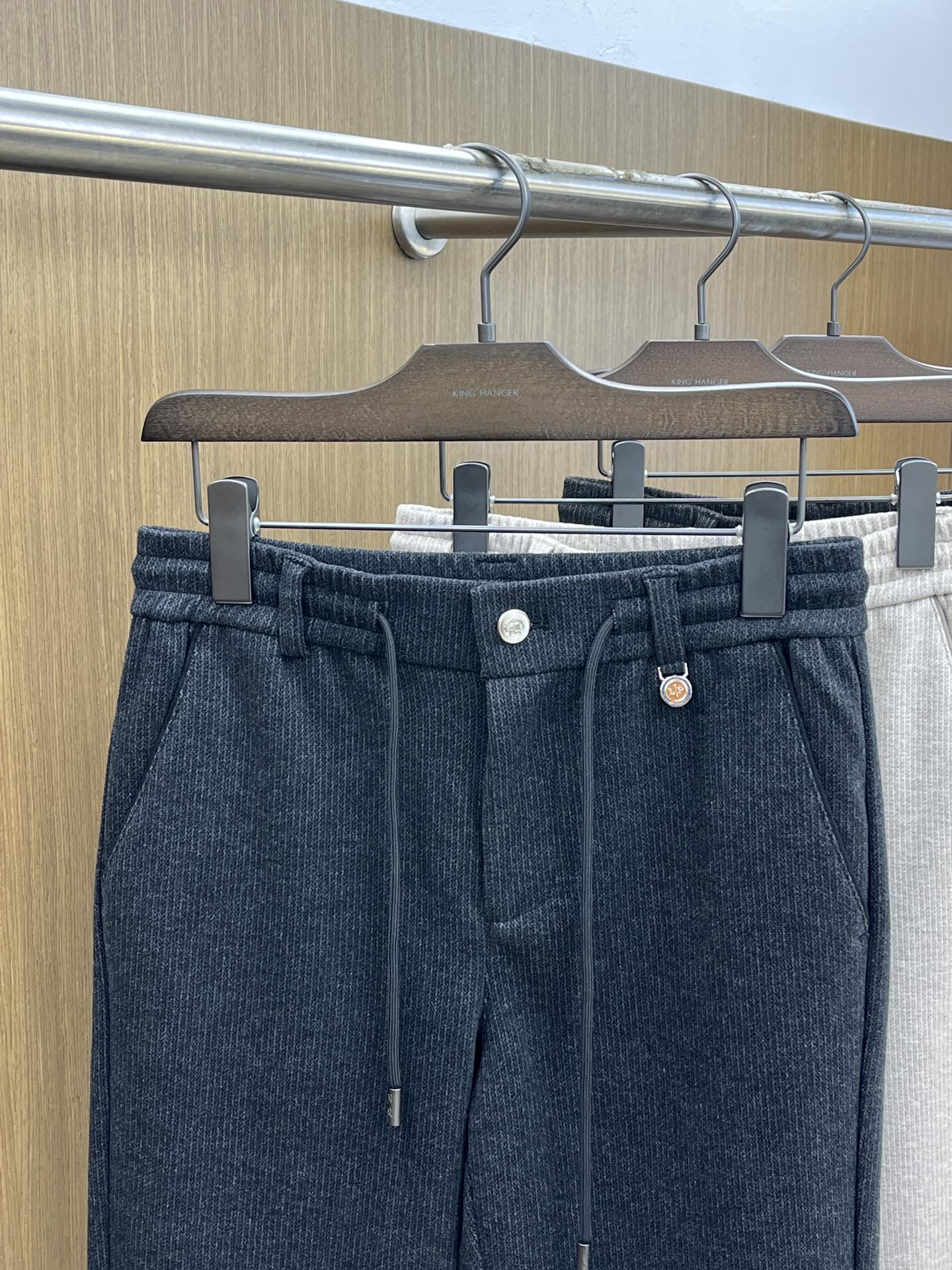 秋冬 L秋冬时尚老钱风羊毛裤松弛感拉满高奢定织绵羊毛+桑蚕丝+中空聚酯+腈纶+氨纶五合一质地，丝滑垂感弹