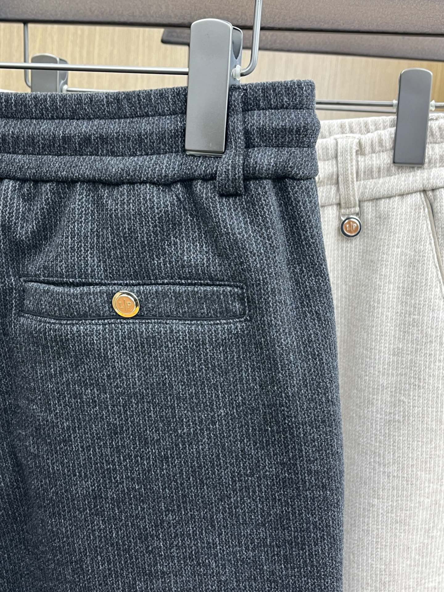 秋冬 L秋冬时尚老钱风羊毛裤松弛感拉满高奢定织绵羊毛+桑蚕丝+中空聚酯+腈纶+氨纶五合一质地，丝滑垂感弹