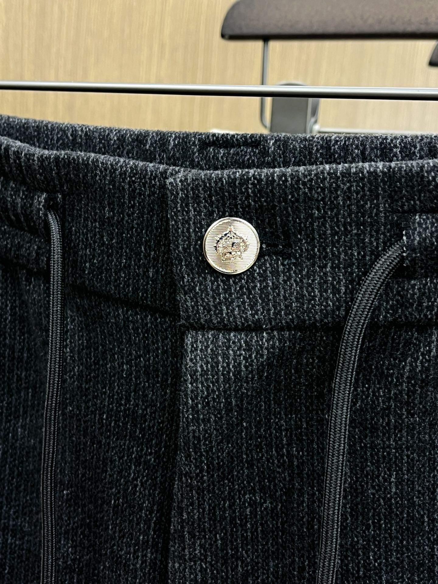 秋冬 L秋冬时尚老钱风羊毛裤松弛感拉满高奢定织绵羊毛+桑蚕丝+中空聚酯+腈纶+氨纶五合一质地，丝滑垂感弹