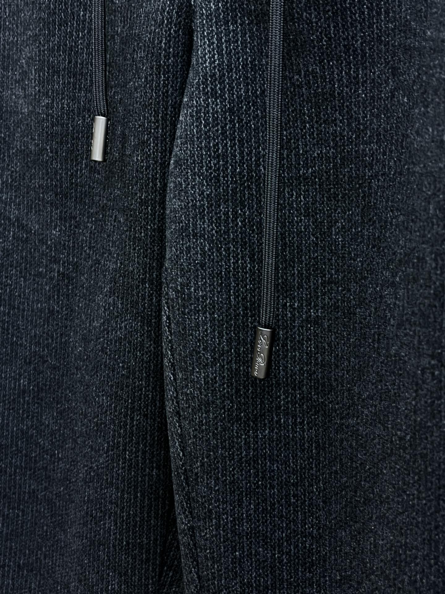 秋冬 L秋冬时尚老钱风羊毛裤松弛感拉满高奢定织绵羊毛+桑蚕丝+中空聚酯+腈纶+氨纶五合一质地，丝滑垂感弹