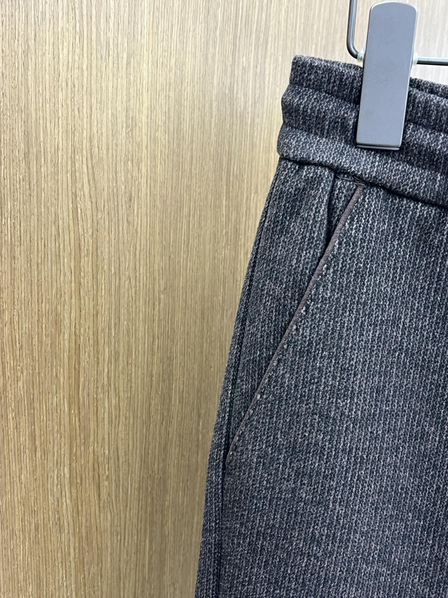 秋冬 L秋冬时尚老钱风羊毛裤松弛感拉满高奢定织绵羊毛+桑蚕丝+中空聚酯+腈纶+氨纶五合一质地，丝滑垂感弹