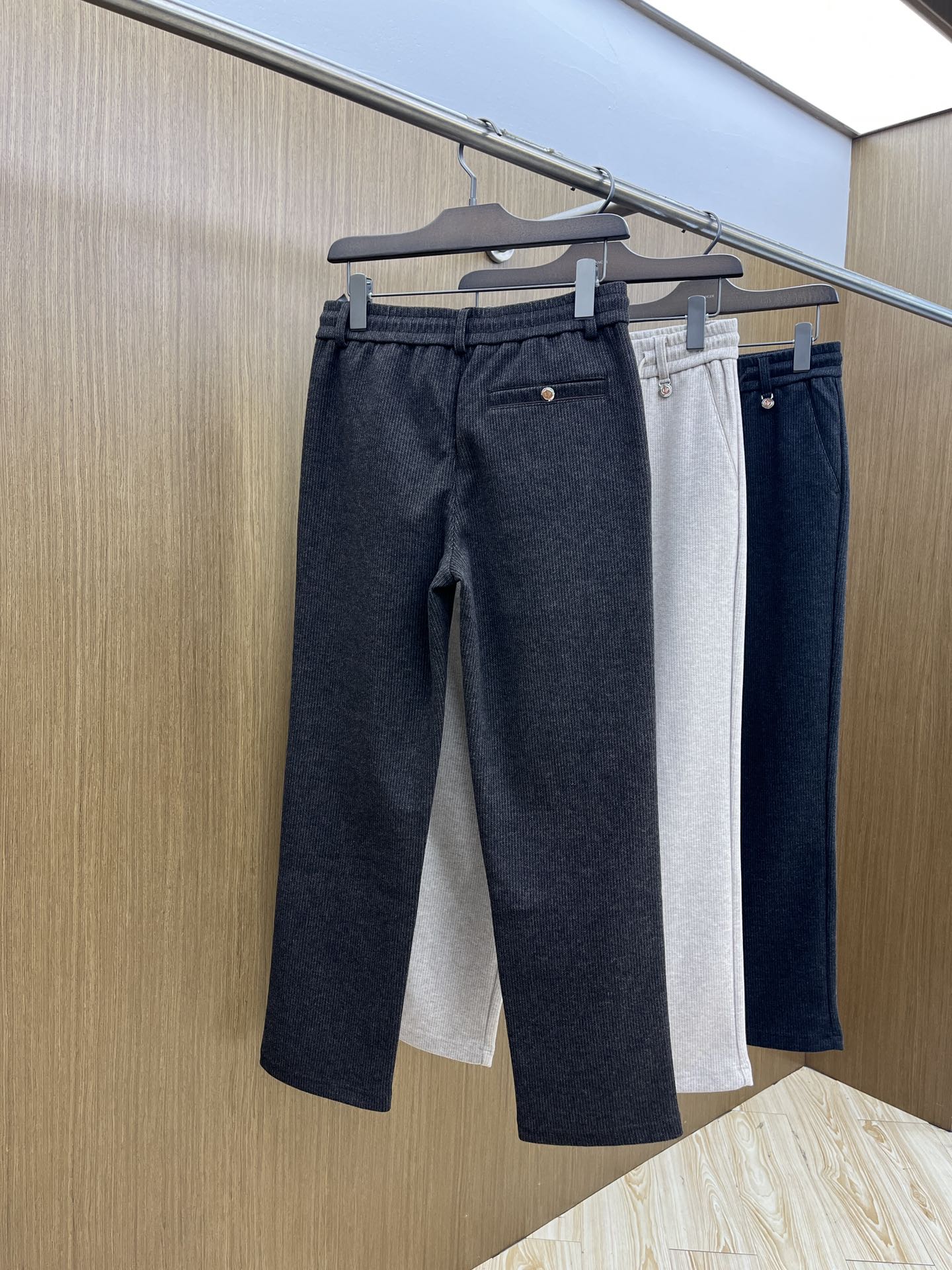 秋冬 L秋冬时尚老钱风羊毛裤松弛感拉满高奢定织绵羊毛+桑蚕丝+中空聚酯+腈纶+氨纶五合一质地，丝滑垂感弹